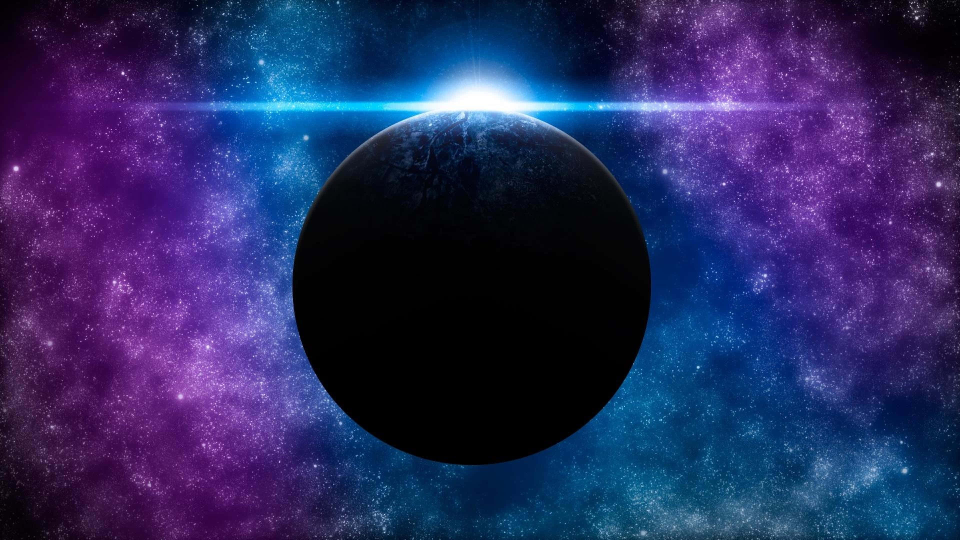 4K 太空 桌布 壁紙 — 一顆黑暗行星在充滿活力的紫色和藍色宇宙星雲中呈現剪影，其地平線上有明亮的星爆。