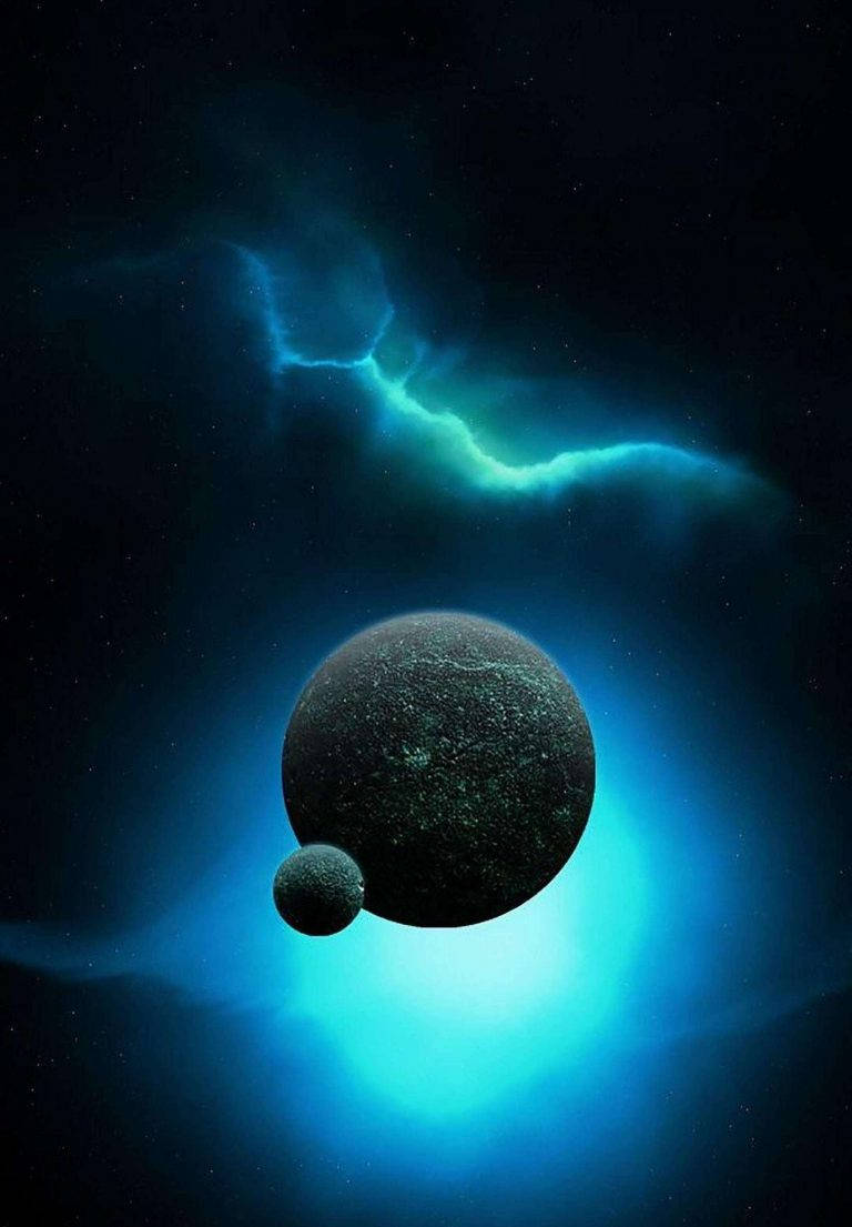 高清 桌布 壁紙 — 一顆黑暗行星帶著一個小衛星，在繁星點點的宇宙天空下繞著發光的藍色星雲運行。