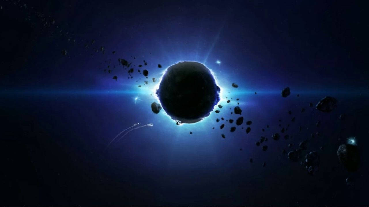 黑洞 桌布 壁紙 — 一顆黑暗行星遮蔽了一顆光芒四射的藍色恆星，周圍環繞著漂浮的小行星和發光的宇宙塵埃。