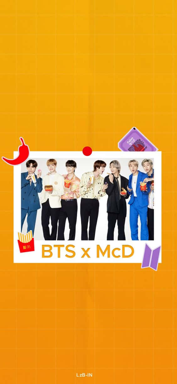 Bts Mac 桌布 壁紙 — 七位BTS成員在一個帶有麥當勞品牌元素的鮮豔橙色網格背景的相框中愉快地擺姿勢。