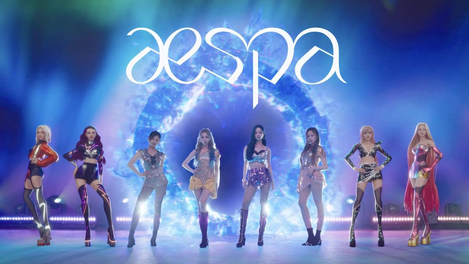Aespa 桌布 壁紙 — 七位K-pop偶像穿著未來風格服裝，在發光的舞台上自信擺姿勢，上方有'aespa'標誌。