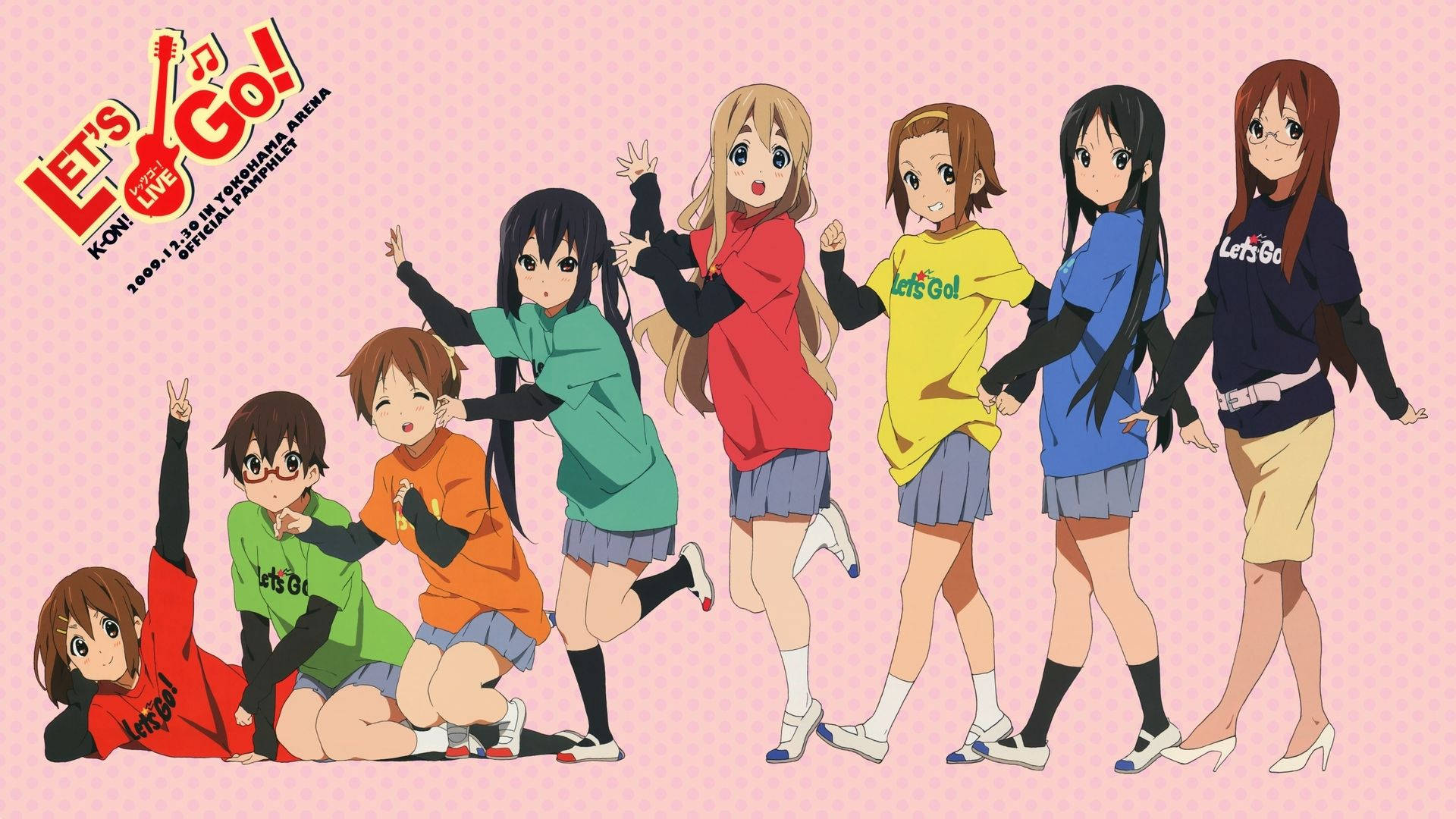 K-on 桌布 壁紙 — 七位動漫女孩穿著色彩繽紛的「Let's Go!」T恤，在粉紅色圓點背景前充滿活力地擺姿勢。