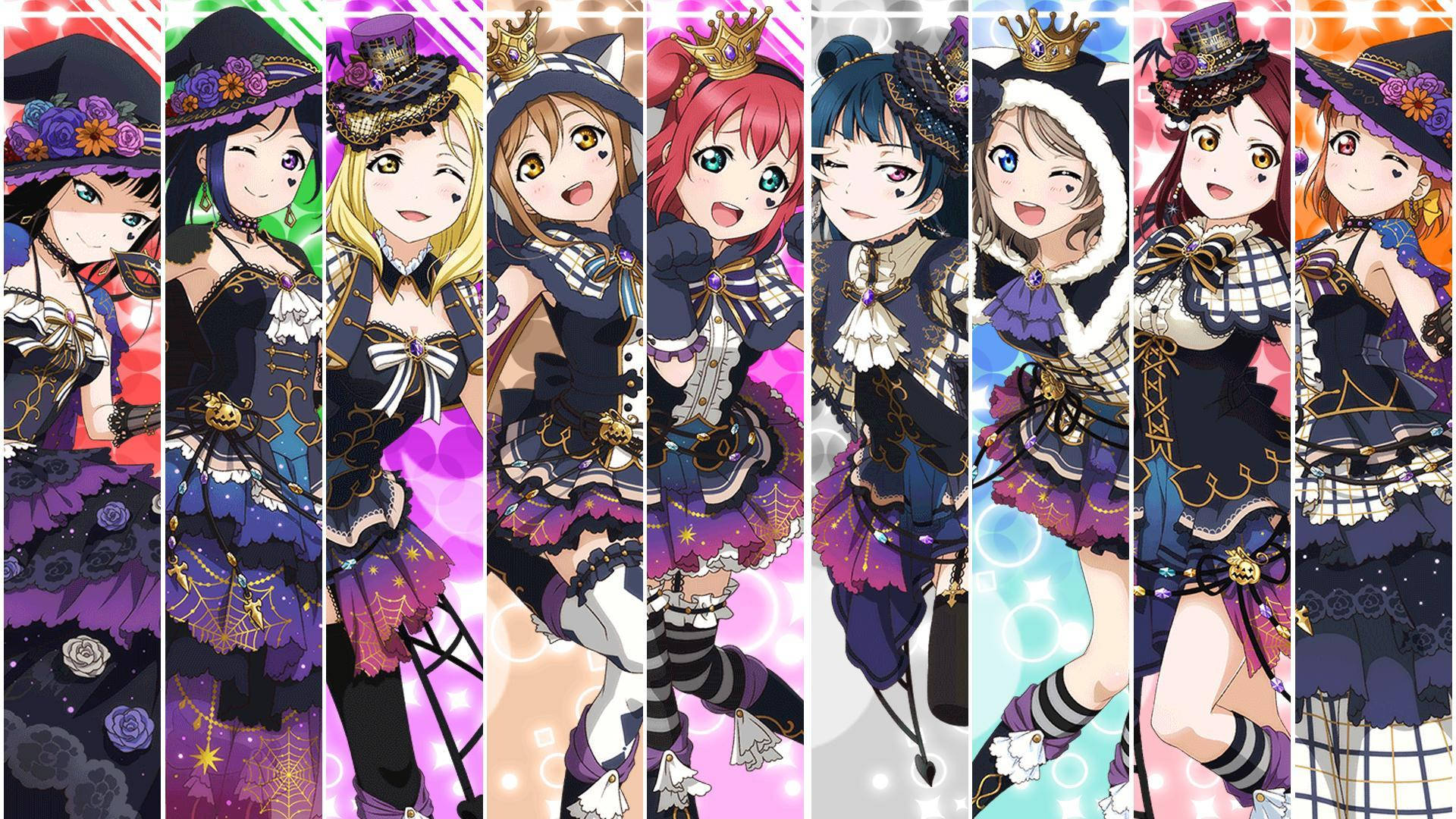 動漫女孩 桌布 壁紙 — 七位動漫女孩身穿精緻的深紫色和金色服裝，戴著皇冠和帽子，在充滿活力的彩色背景前擺姿勢。