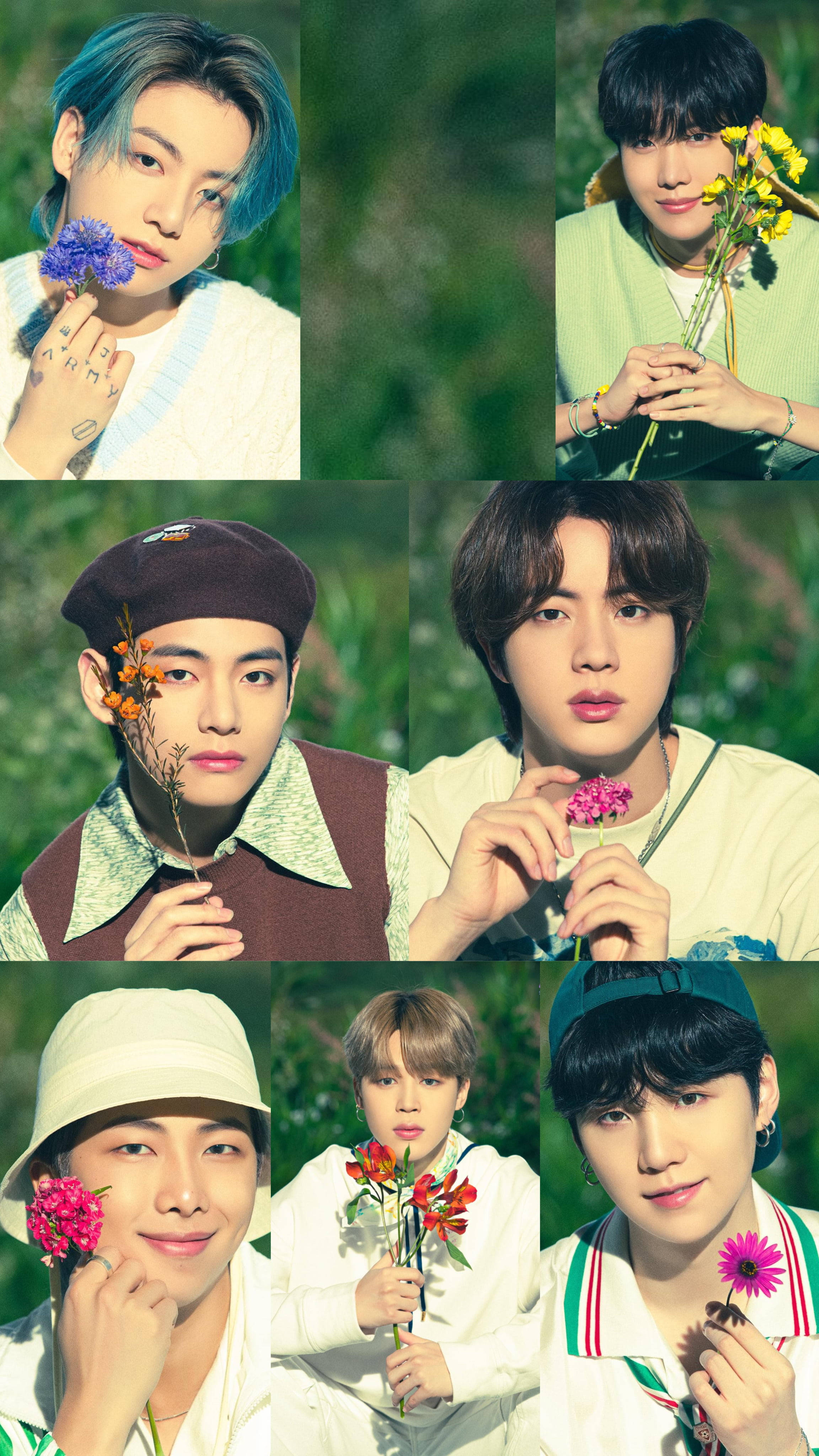 BTS 桌布 壁紙 — 七位年輕男士的拼貼畫，每人手持色彩繽紛的花朵，背景為柔和綠色。