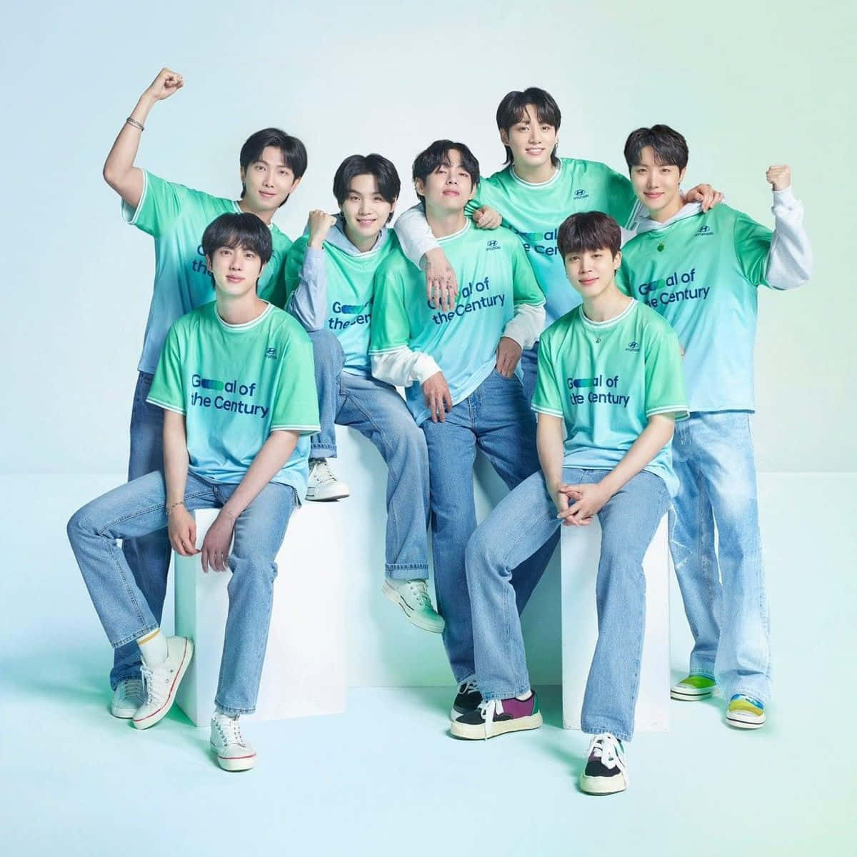 Bts Endorsements 桌布 壁紙 — 七位年輕男士身穿相配的綠色襯衫和牛仔褲，在白色方塊上自信地擺姿勢，背景是柔和的粉彩色。