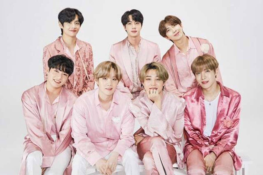 cute bts group 桌布 壁紙 — 七位年輕男士身穿閃亮粉紅色緞面睡衣，在柔和的攝影棚燈光下，於純白色背景前一起擺姿勢。