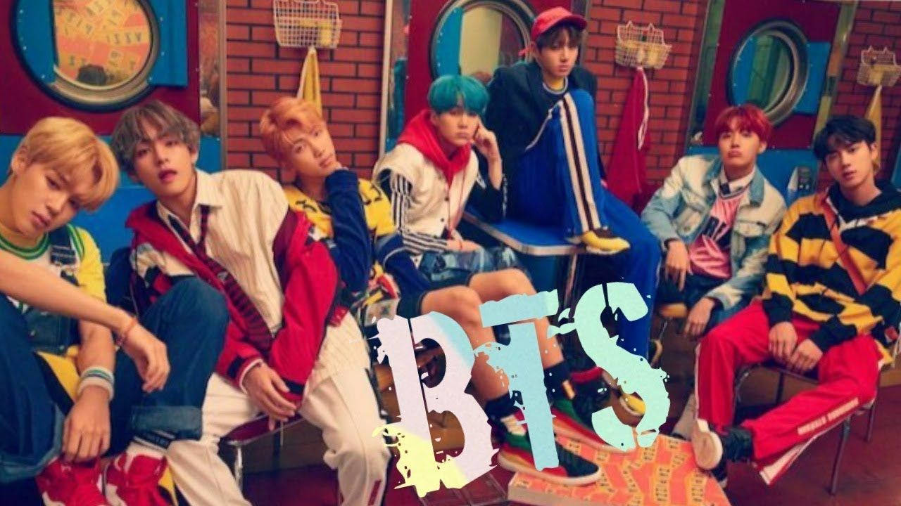 BTS 桌布 壁紙 — 七位年輕男子，擁有色彩繽紛的頭髮和大膽的服裝，在一個充滿活力的復古主題房間裡隨意擺姿勢，房間有磚牆和舷窗。