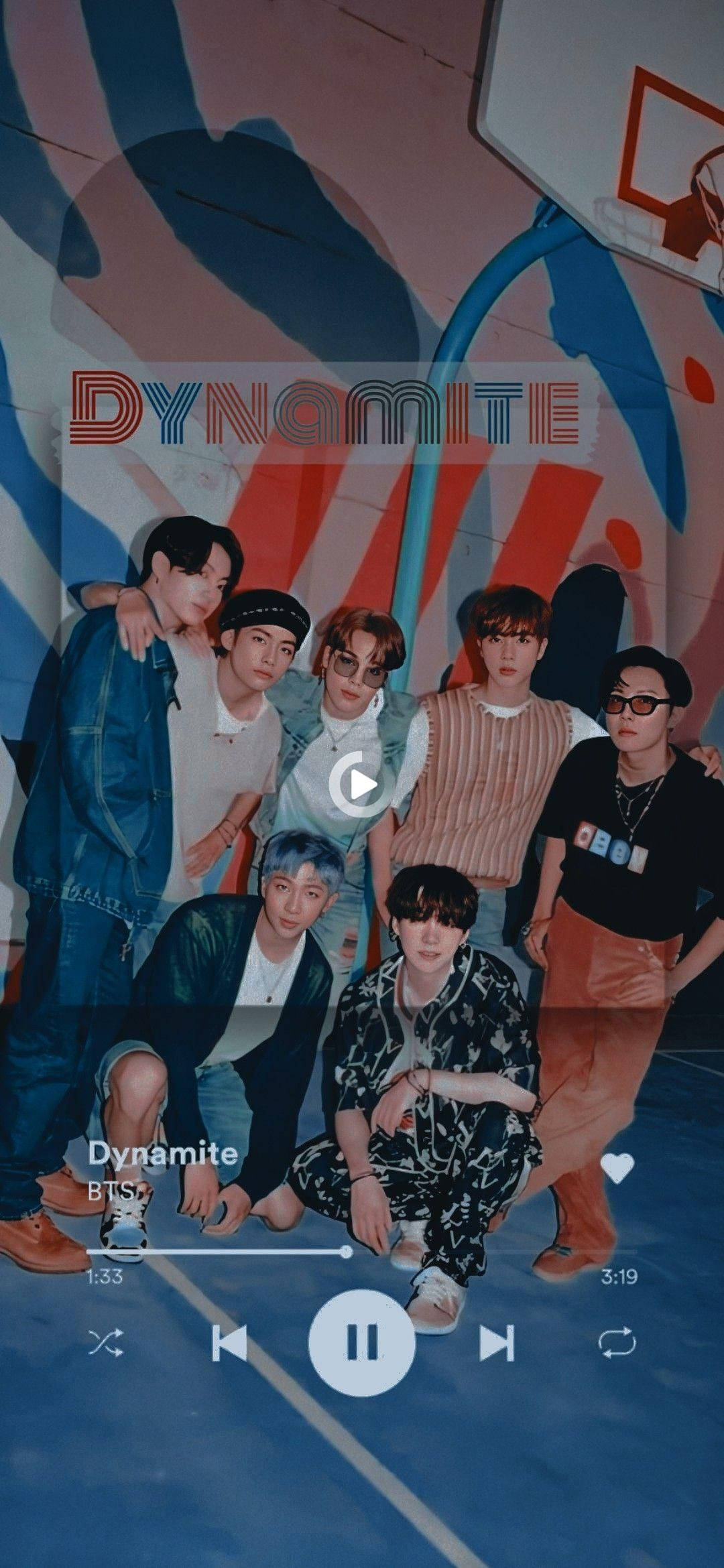 BTS 2021 桌布 壁紙 — 七位年輕男子在充滿活力的抽象壁畫下，自信地在塗鴉覆蓋的籃球場上擺姿勢。