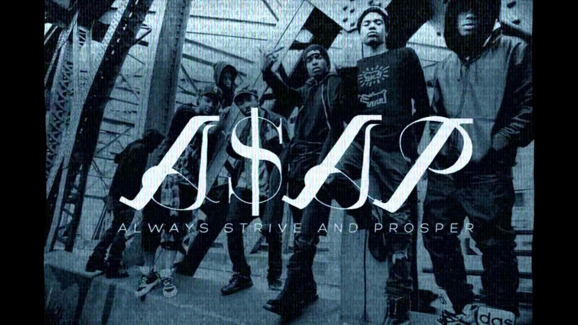 ASAP Rocky 桌布 壁紙 — 七位年輕男子在金屬橋上自信擺姿勢的粗糙藍調群像，帶有粗體白色文字疊加。