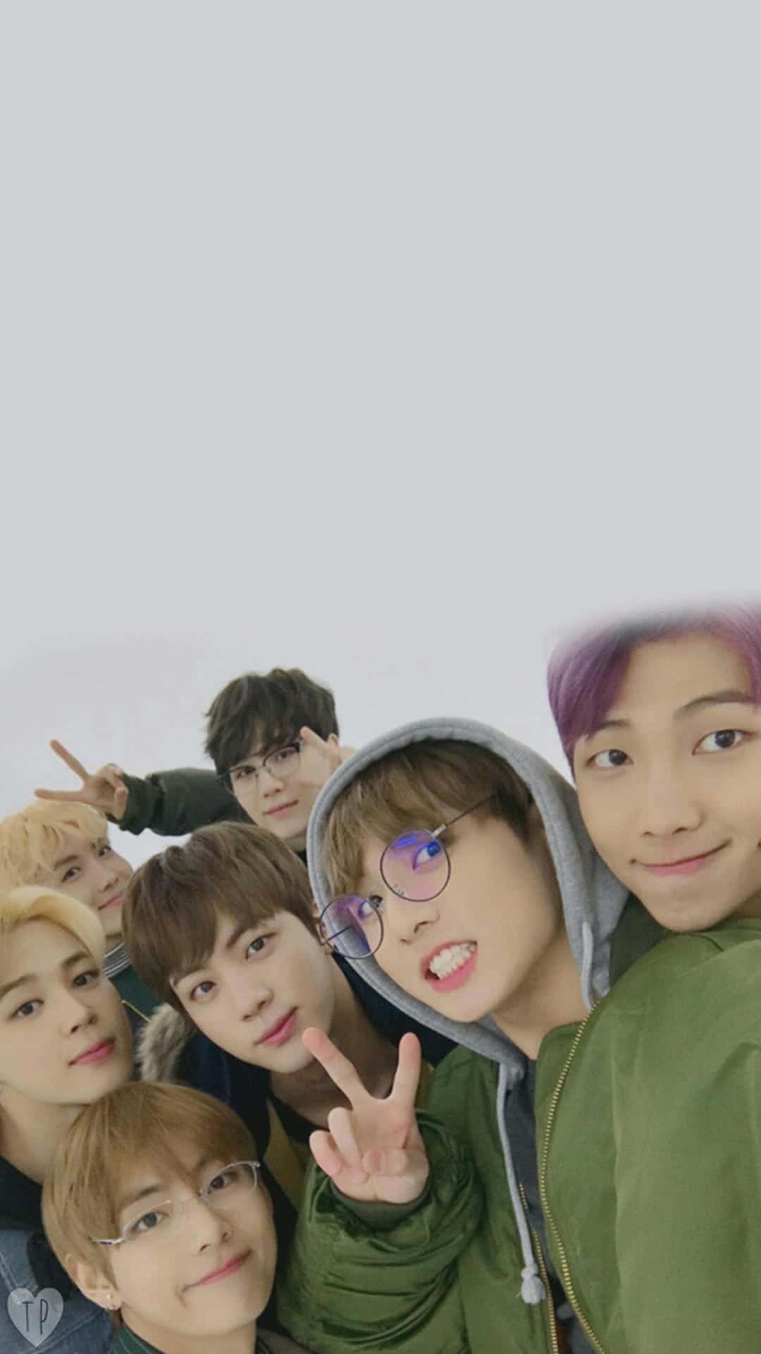 BTS 桌布 壁紙 — 七位年輕男子擁有色彩繽紛的頭髮和眼鏡，在純白背景前開心自拍。
