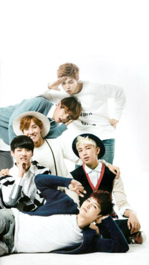 BTS 桌布 壁紙 — 七位年輕男子穿著休閒服裝，在純白背景前以俏皮表情動感擺姿勢。
