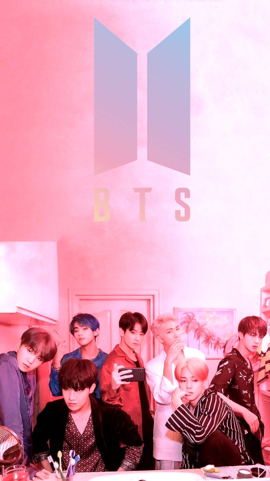 BTS 鎖定螢幕 桌布 壁紙 — 七位年輕男子穿著時尚服裝，在帶有BTS標誌和熱帶藝術品的粉紅色牆壁前自信地擺姿勢。