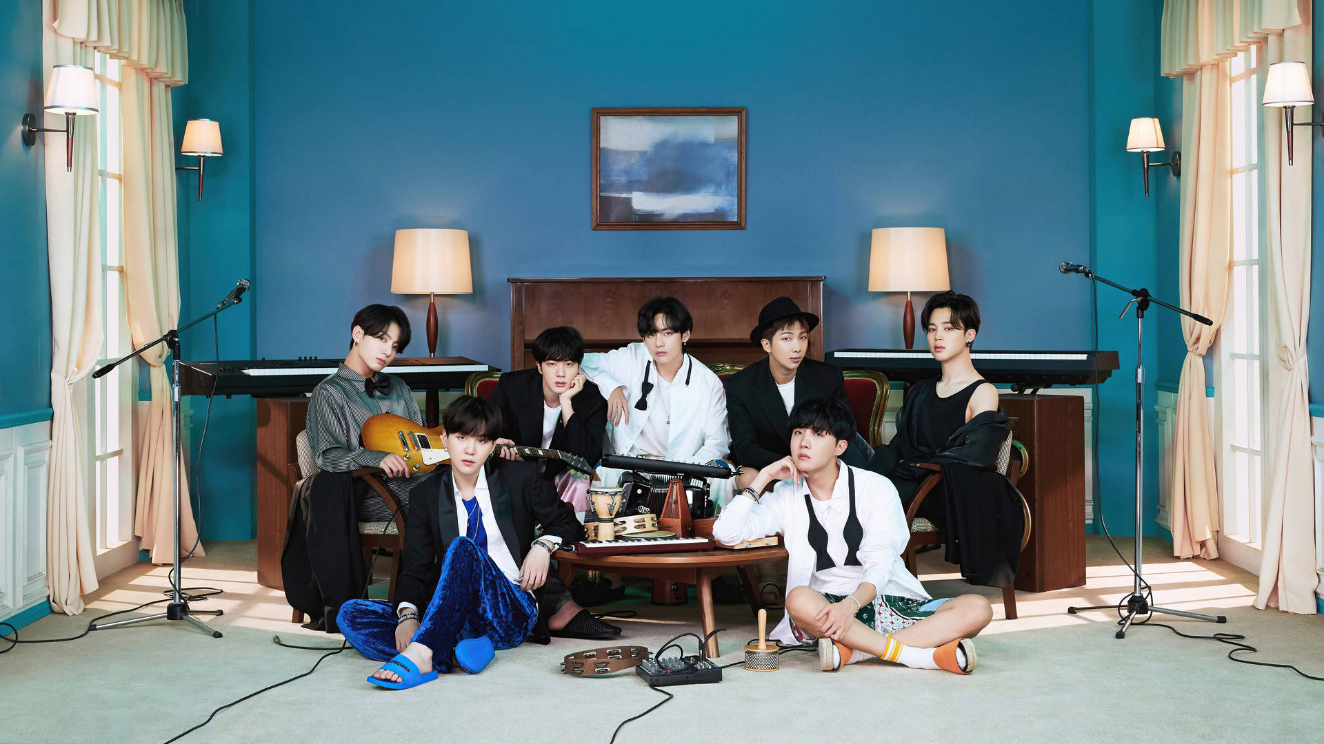 BTS 桌布 壁紙 — 七位年輕男子穿著時尚服裝，在陽光普照的藍色牆壁房間裡，與樂器和復古裝飾一起隨意擺姿勢。