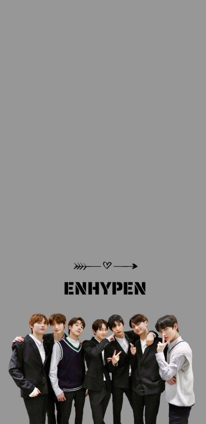 Enhypen Aesthetic 桌布 壁紙 — 七位年輕男子穿著時尚的黑白服裝，在純灰色背景前自信地擺姿勢，下方有ENHYPEN的名字。