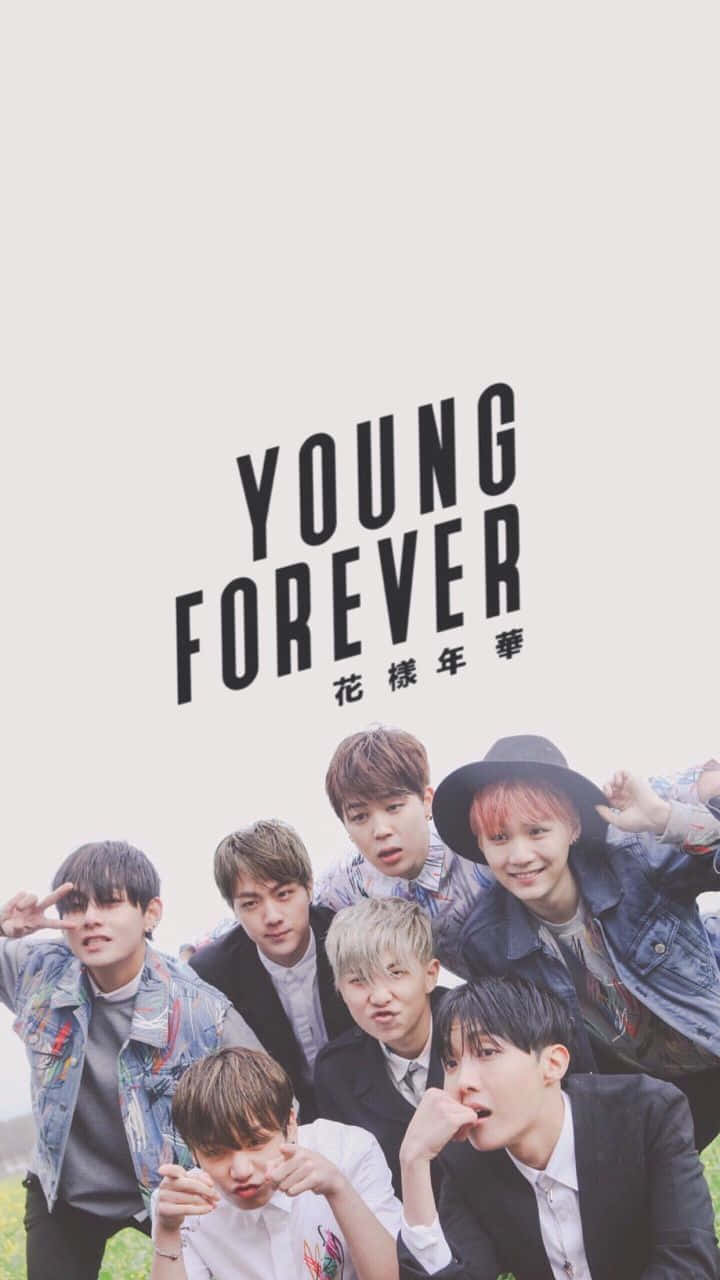 七位年輕男子與「YOUNG FOREVER」文字俏皮擺姿勢 — iPhone 14 壁紙