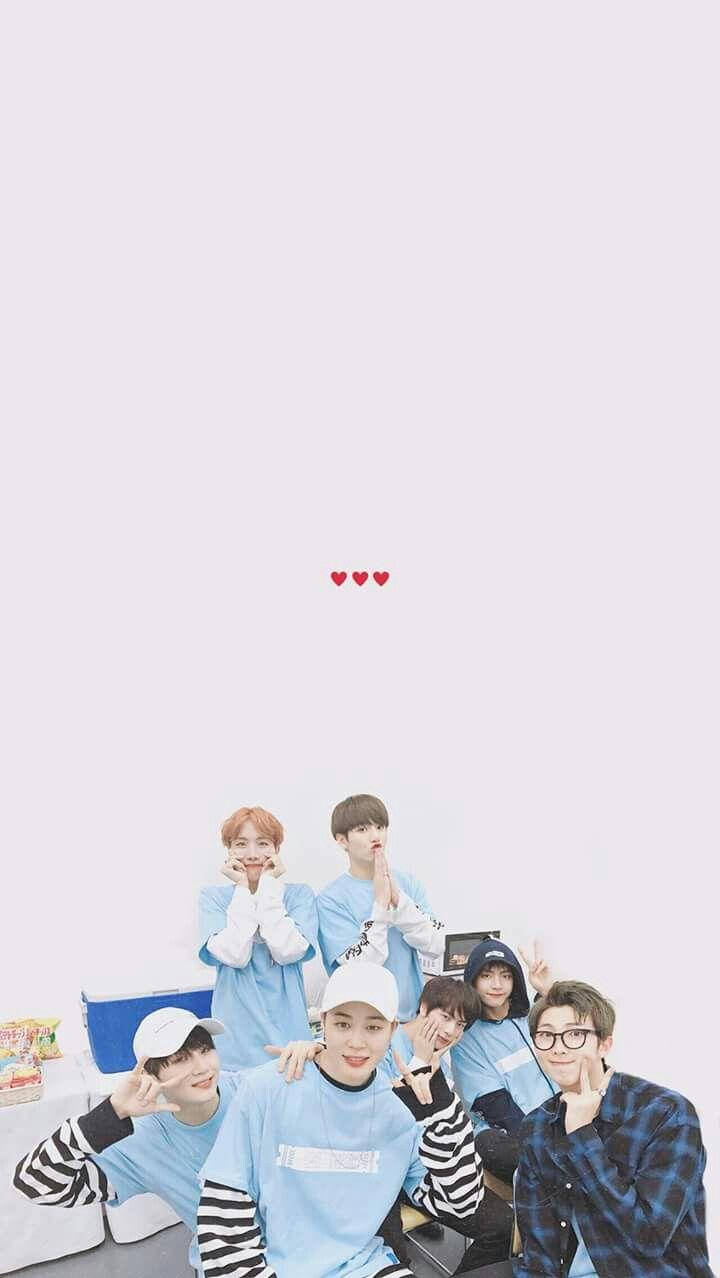 Taehyung Cute 桌布 壁紙 — 七位年輕男子身穿淺藍色服裝，在純白背景前愉快地擺姿勢，上方漂浮著三個紅色心形表情符號。