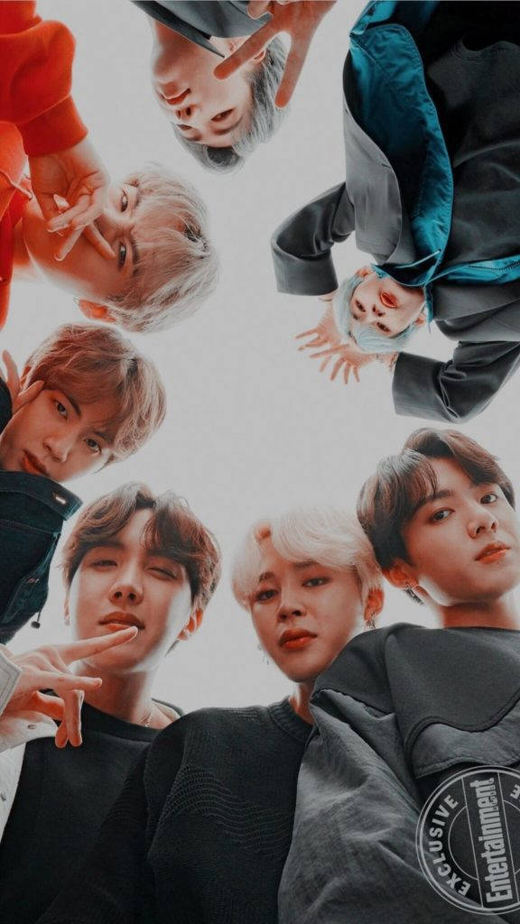 BTS 桌布 壁紙 — 七位年輕男性，髮色和服裝各異，在純白背景上以圓形排列向下凝視。