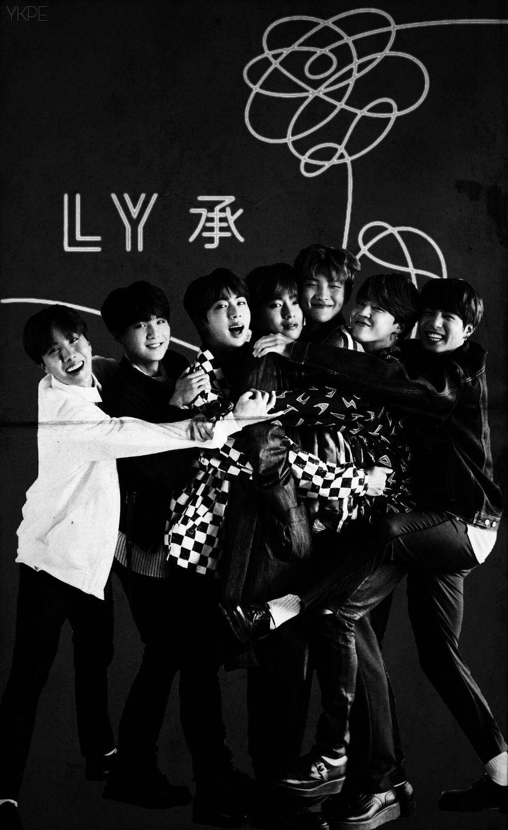 Bts Black 桌布 壁紙 — 七位年輕男性以黑白風格愉快地一起擺姿勢，背景是畫有花朵和漢字的黑板牆。