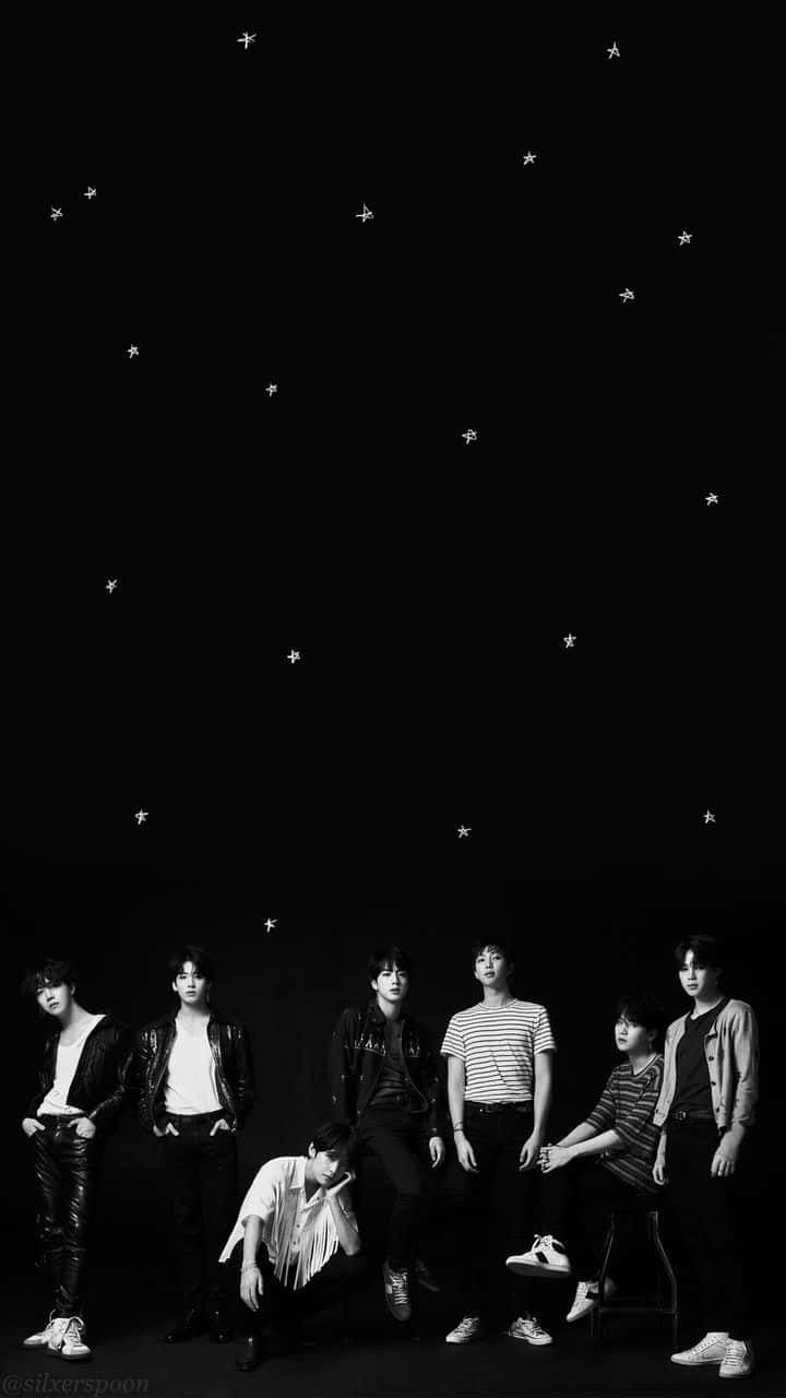 Bangtan Sonyeondan 桌布 壁紙 — 七位年輕男性在星光點點的黑色背景前，擺出充滿氛圍感的黑白攝影棚姿勢。