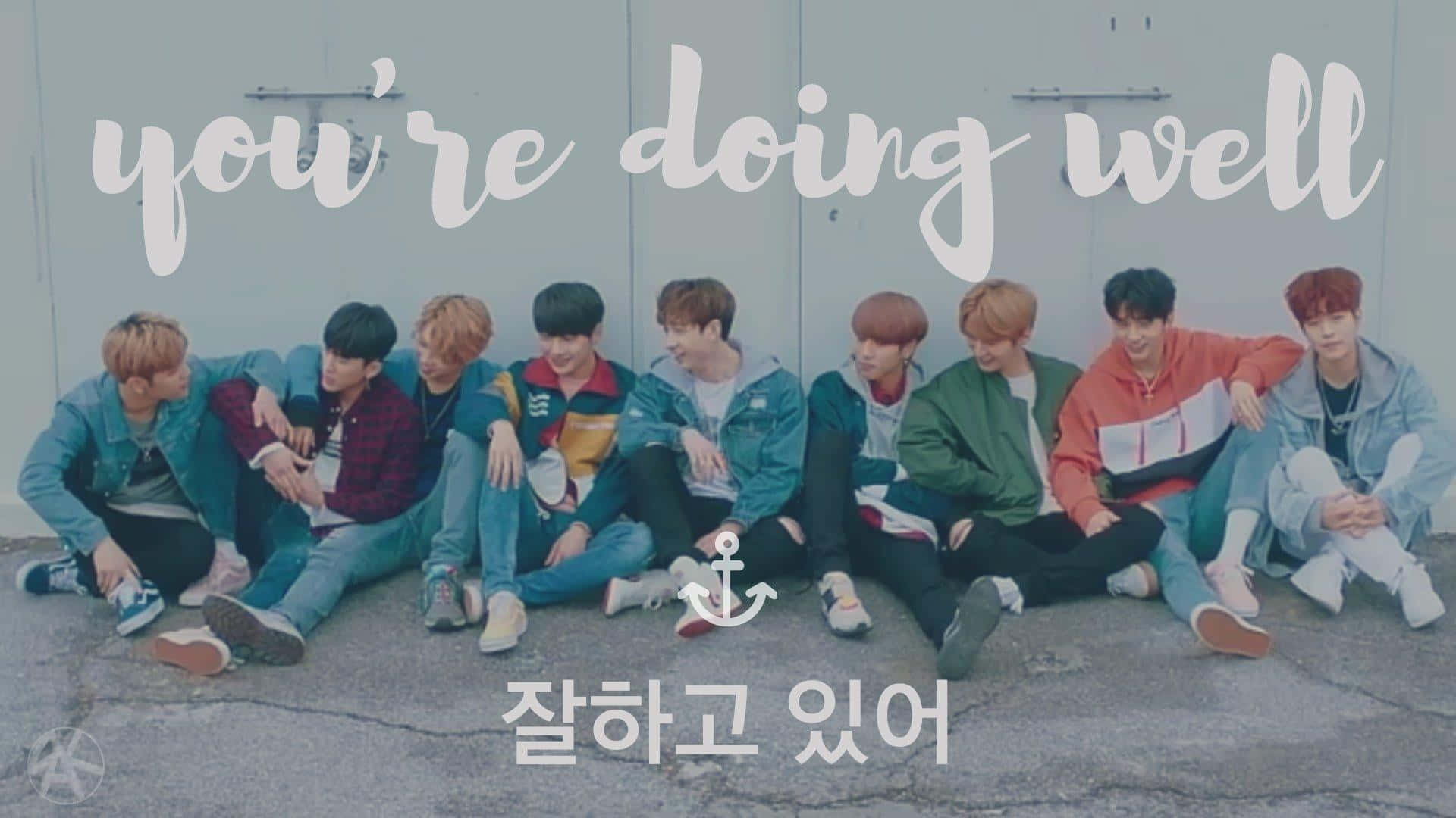 Stray Kids 2020 桌布 壁紙 — 七位年輕男性穿著休閒街頭服飾，在柔和日光下一同坐在人行道上，並帶有勵志文字疊加。