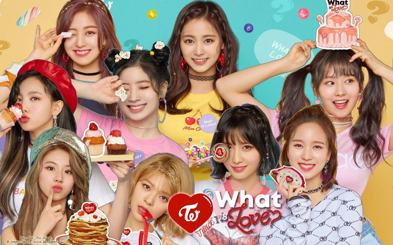 twice 桌布 壁紙 — 七位微笑的年輕女性穿著色彩繽紛的服裝，在明亮的粉彩背景前，用糖果主題的道具俏皮地擺姿勢。