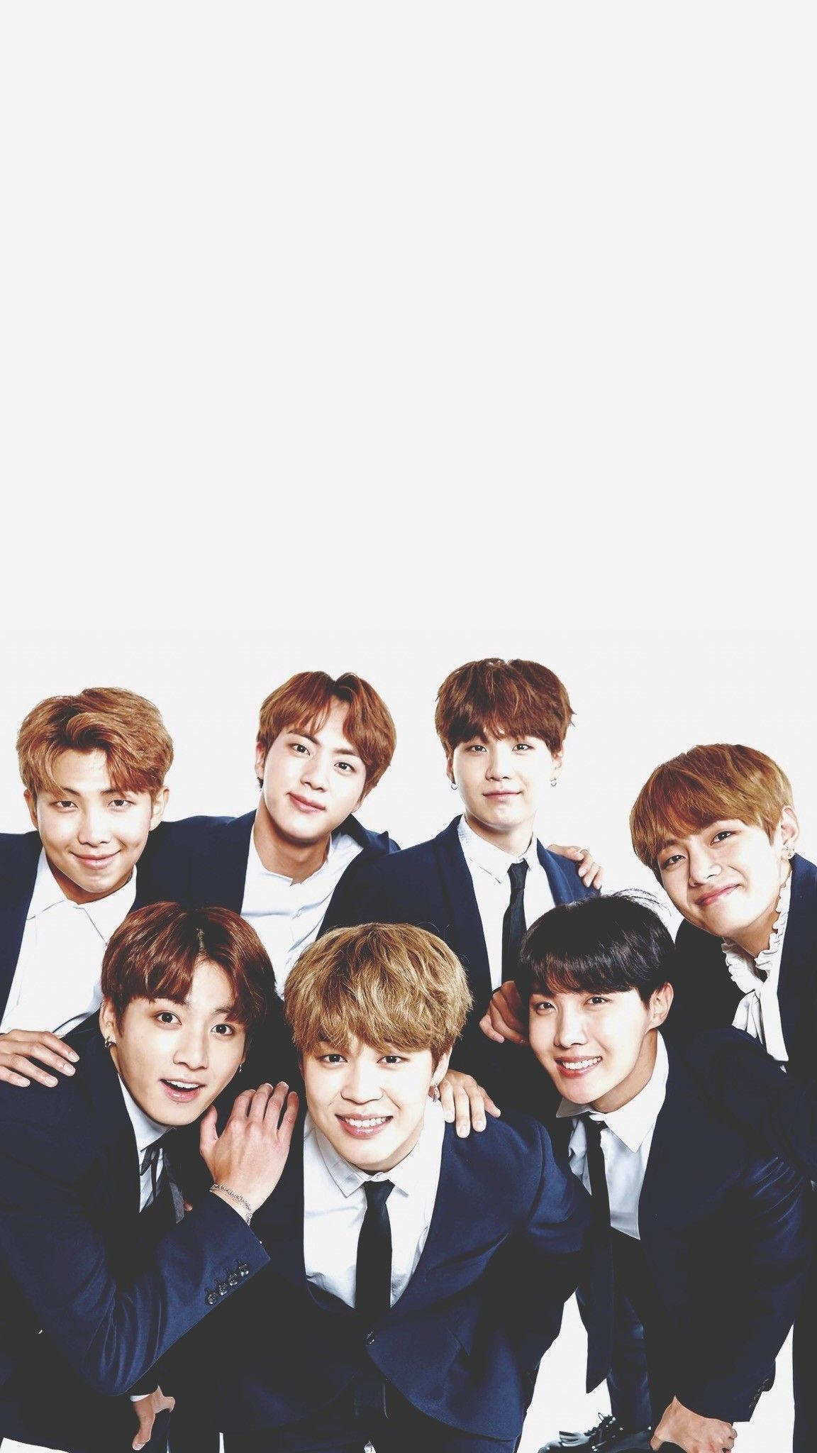 BTS 鎖定螢幕 桌布 壁紙 — 七位微笑的年輕男士身穿海軍藍西裝，在純白背景前緊密地擺姿勢。