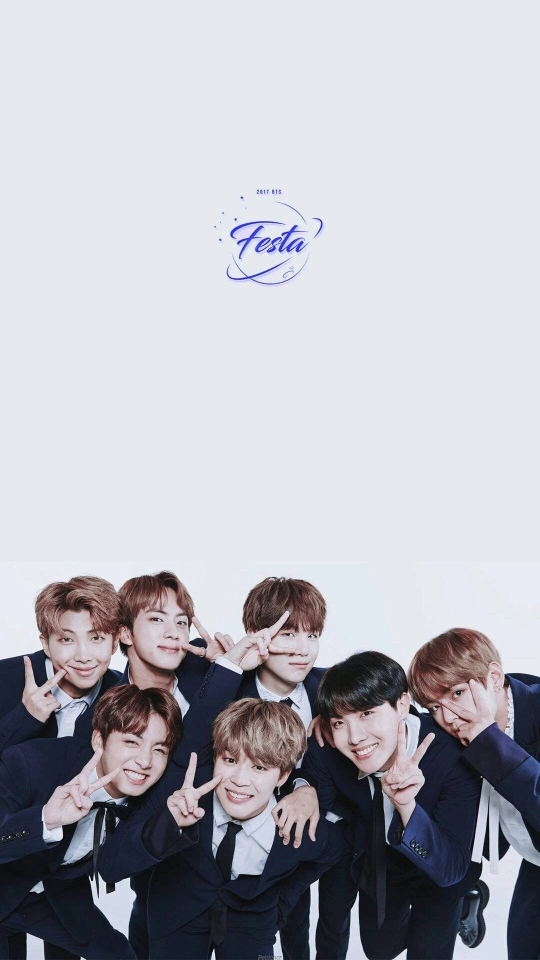 BTS 桌布 壁紙 — 七位微笑的年輕男士身穿深色西裝，在純白色背景上一起擺出和平手勢，上方有藍色「Festa」標誌。