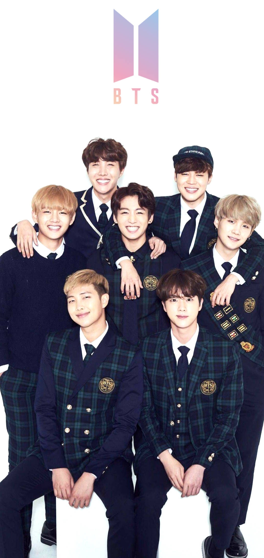 BTS 鎖定螢幕 桌布 壁紙 — 七位微笑的年輕男士身穿相配的深色格紋西裝外套，在白色背景前一起擺姿勢，上方有BTS標誌。