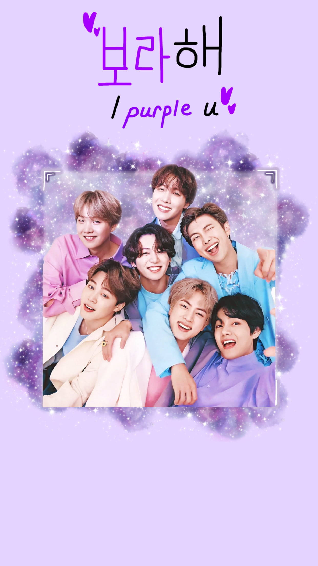 BTS 桌布 壁紙 — 七位微笑的年輕男子穿著粉彩服裝，在閃爍的紫色銀河背景前快樂地擺姿勢，並帶有韓文文字。