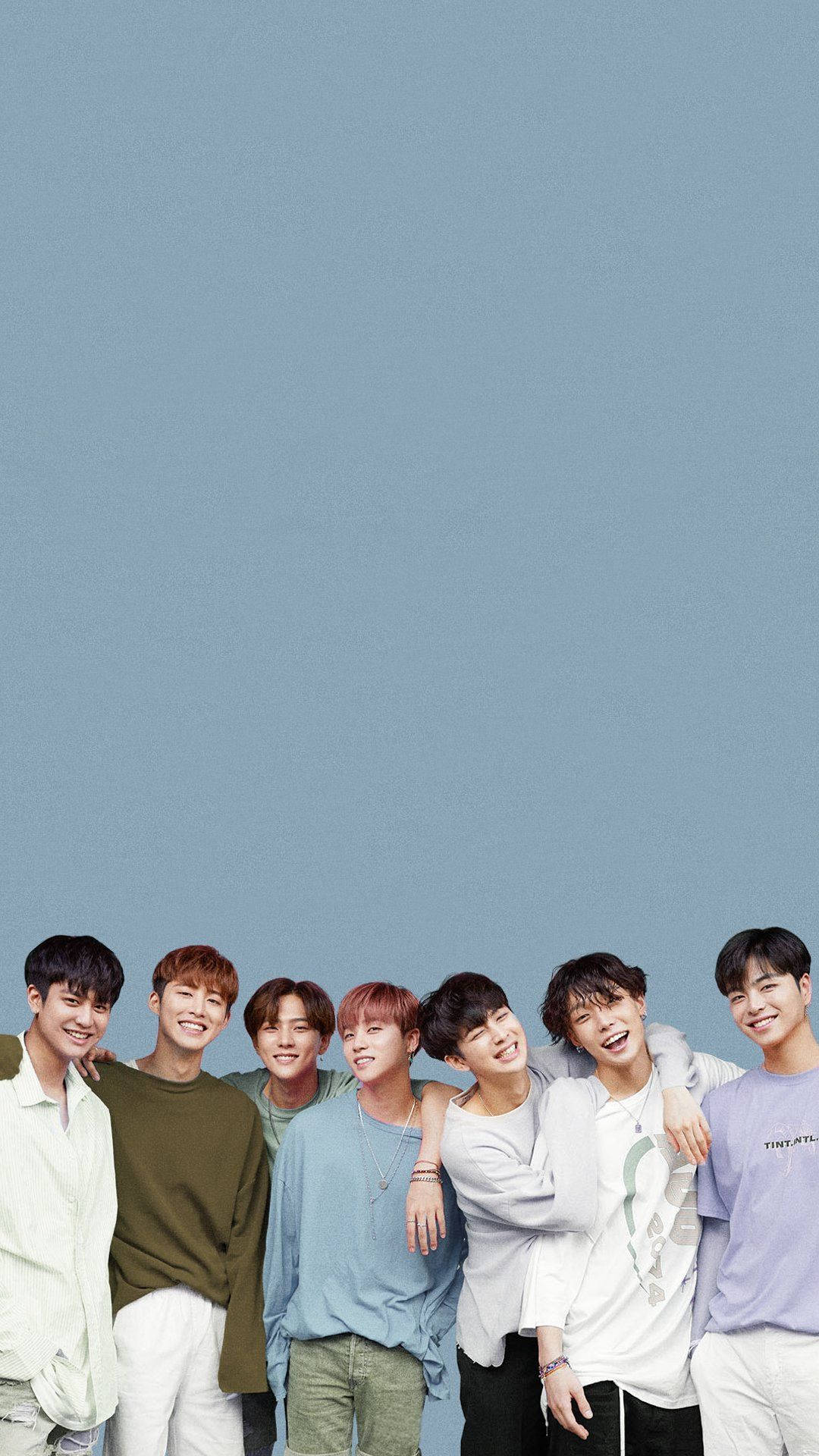 Ikon 桌布 壁紙 — 七位微笑的年輕男子身穿休閒服裝，在純藍色背景前互相搭肩合影。