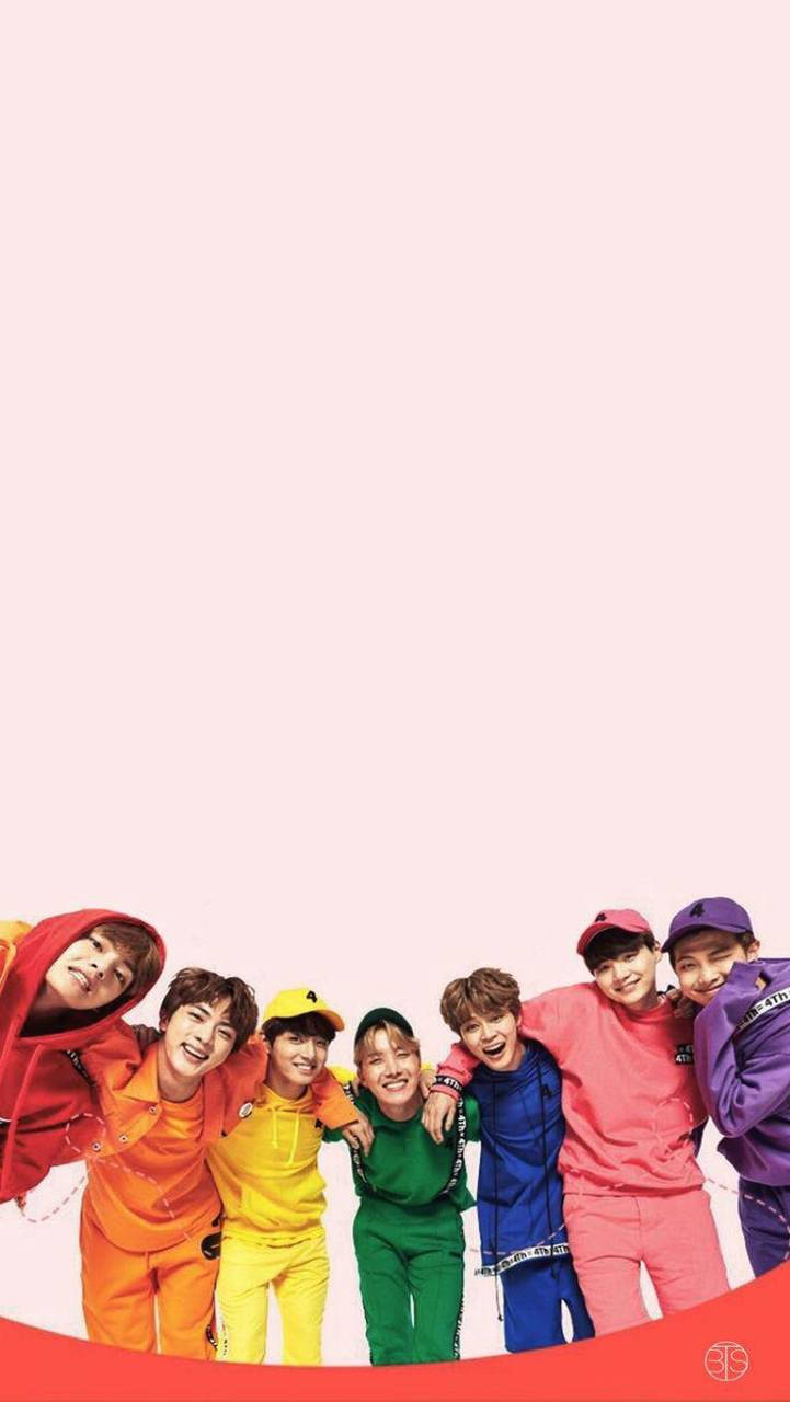 BTS 鎖定螢幕 桌布 壁紙 — 七位微笑的年輕男子身穿彩虹色連帽衫和運動褲，在柔和的粉紅色背景前開心地擺姿勢。