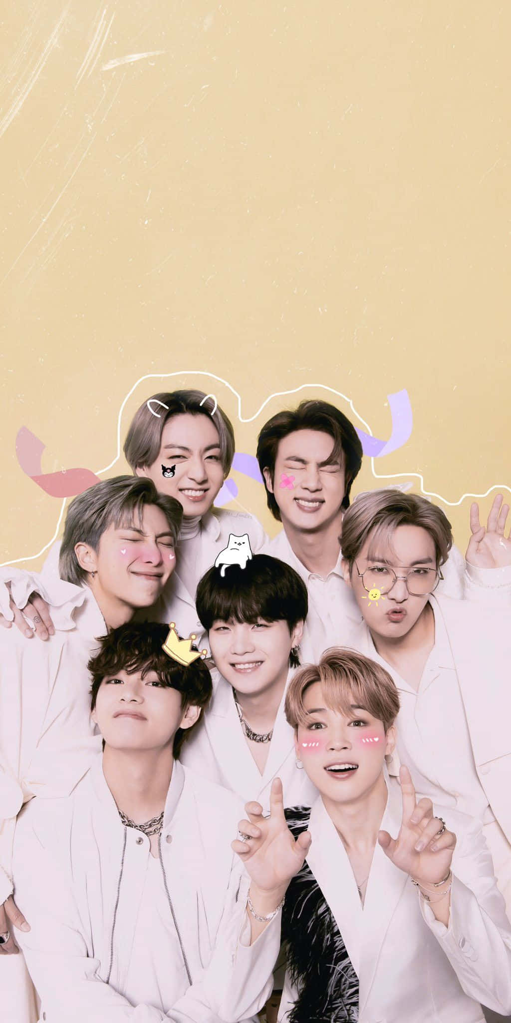 BTS 桌布 壁紙 — 七位微笑的年輕男子身穿白色服裝，在柔和的黃色背景前擺出俏皮的姿勢，配上可愛的卡通貼紙。