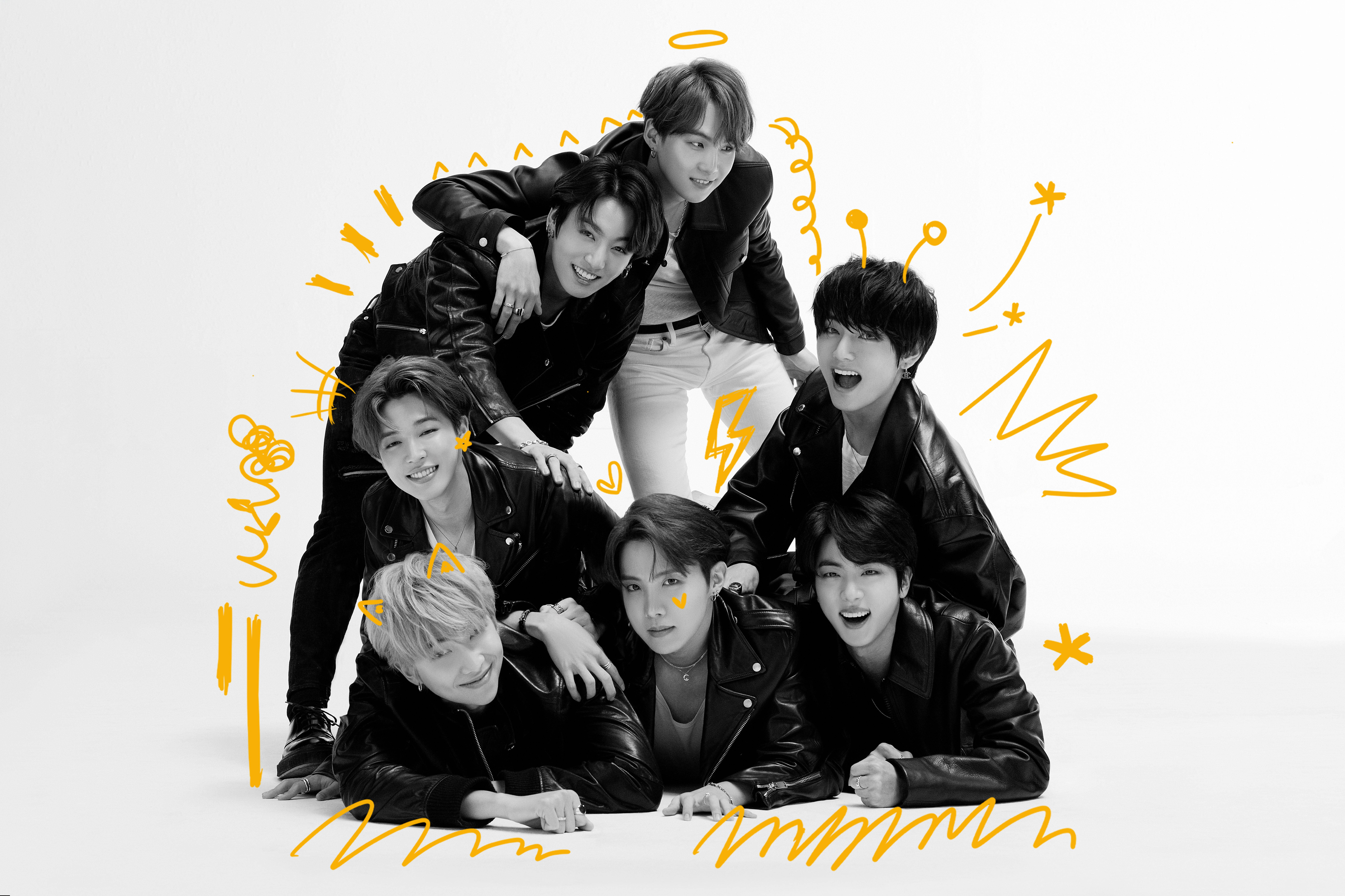 Bts Black 桌布 壁紙 — 七位微笑的年輕男子身穿黑色皮夾克，在帶有黃色塗鴉點綴的白色背景前擺出俏皮的姿勢。