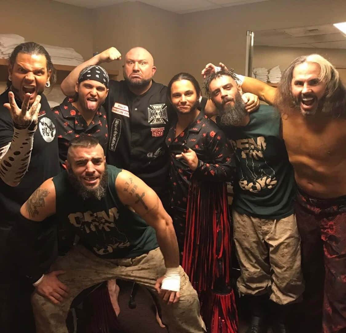 Wrestling 桌布 壁紙 — 七位摔角手在更衣室內於螢光燈下擺出狂野表情並展示刺青。