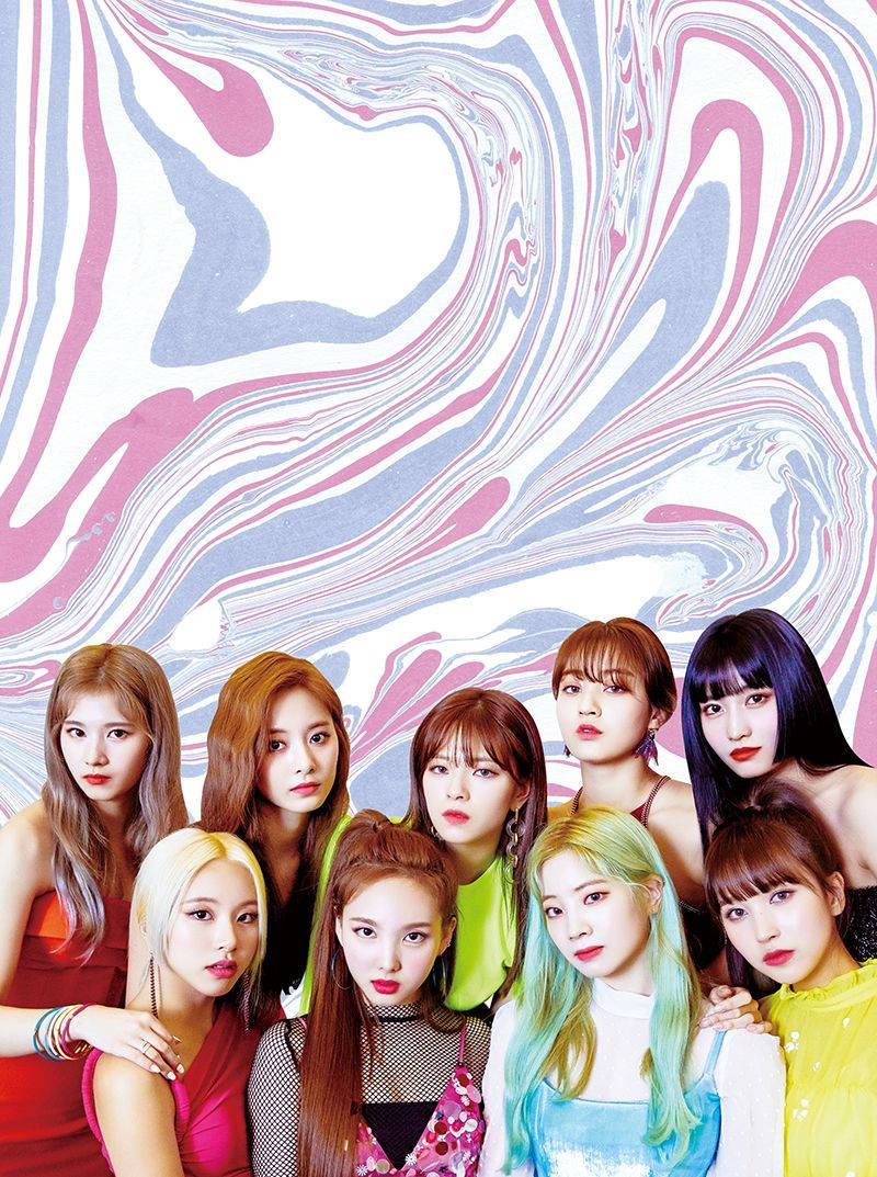 twice 桌布 壁紙 — 七位擁有繽紛髮色的女性自信地擺姿勢，背景是旋轉的粉紅、藍色和白色抽象圖案。