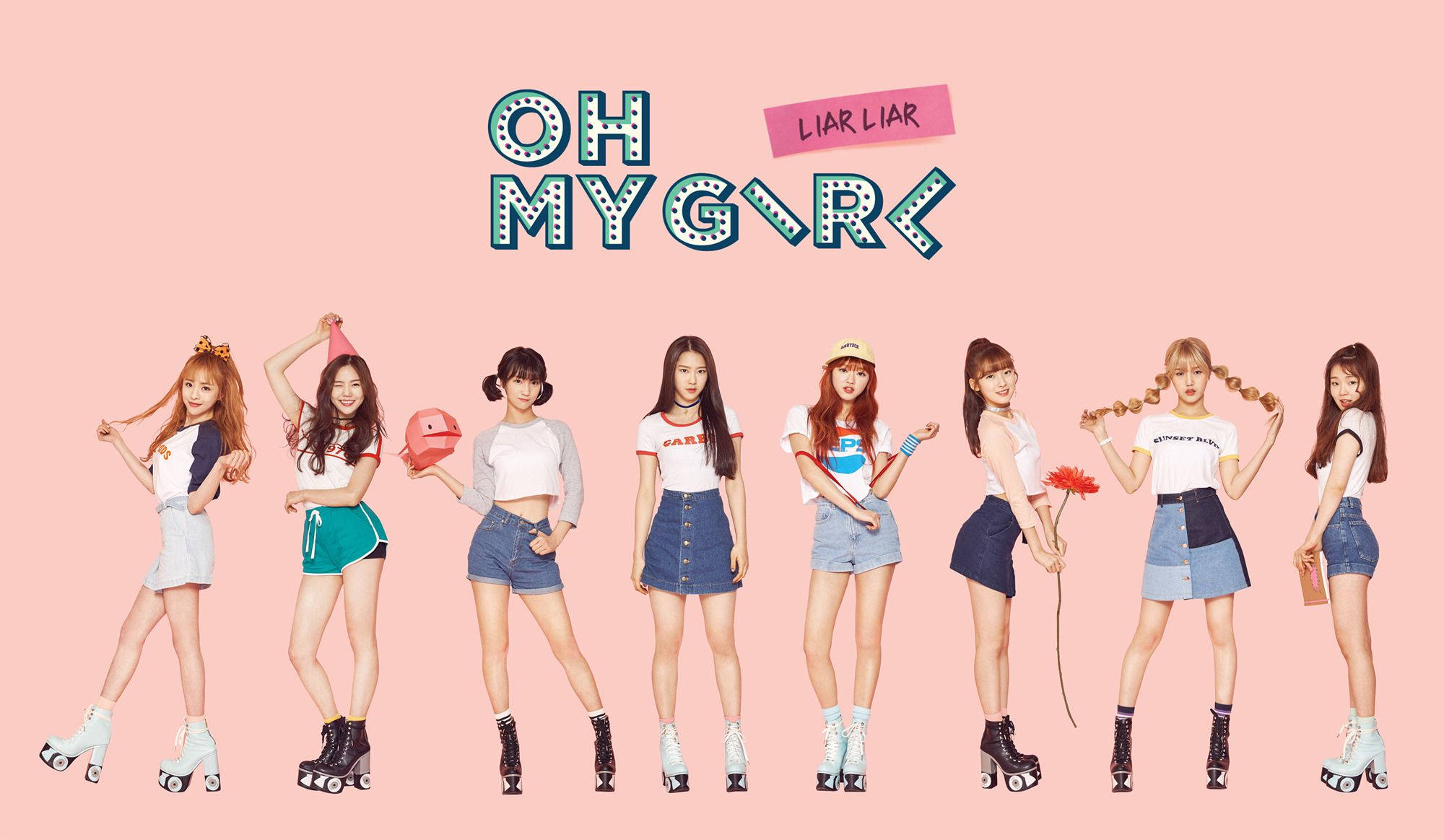 my 桌布 壁紙 — 七位時尚年輕女性穿著牛仔短褲和溜冰鞋，在帶有「OH MY GIRL」文字的柔和粉紅色背景前俏皮地擺姿勢。