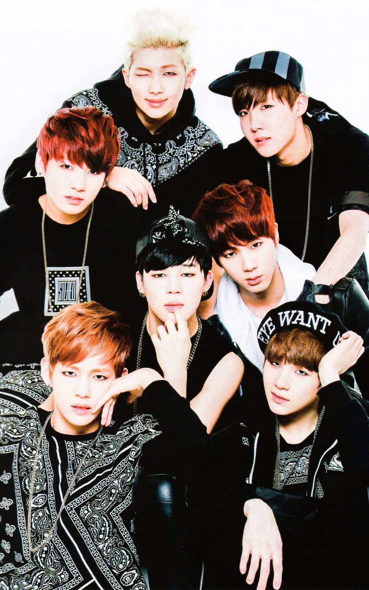 Bts Live 桌布 壁紙 — 七位時尚年輕男士，擁有色彩繽紛的頭髮和前衛的黑色服裝，在純白背景前自信地擺姿勢。