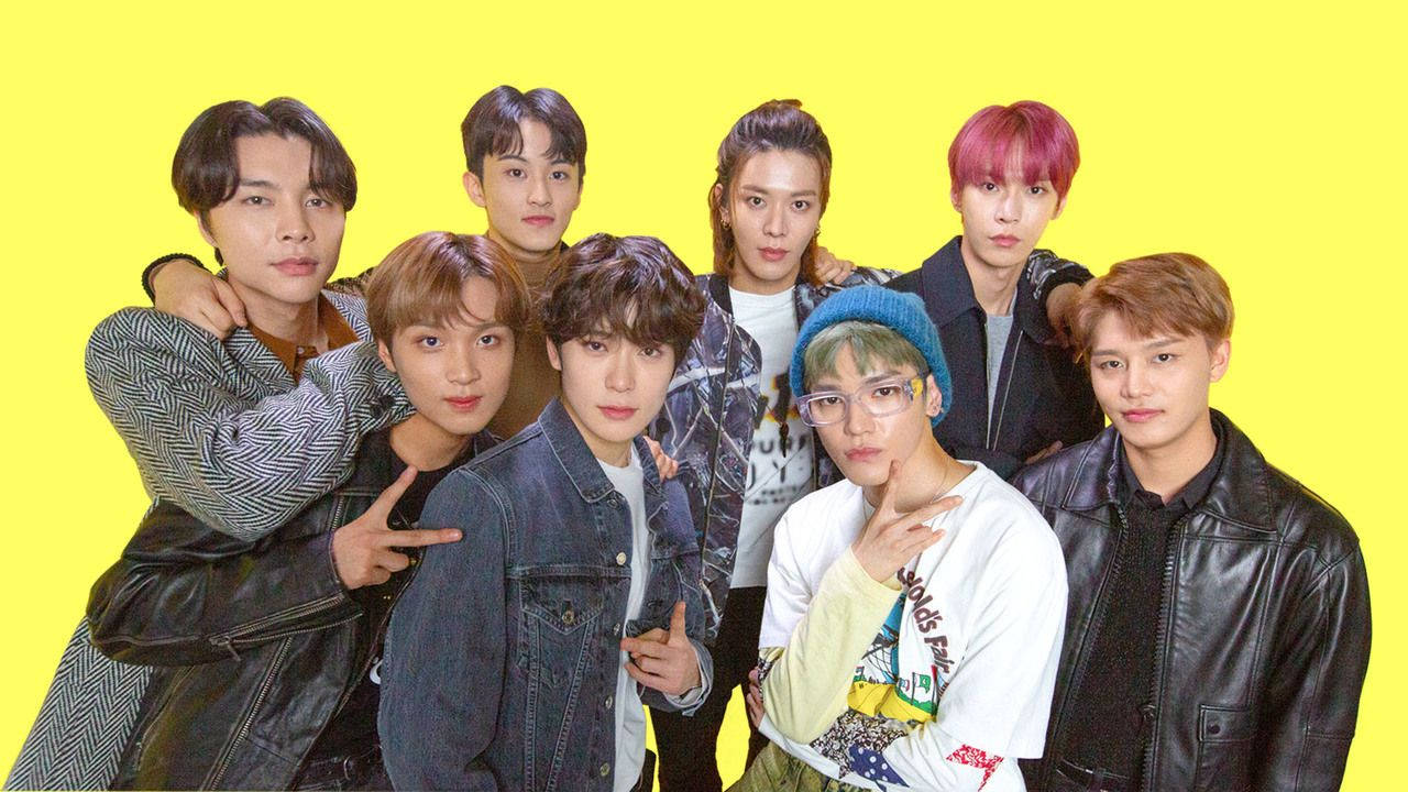 Nct 桌布 壁紙 — 七位時尚年輕男士在明亮的黃色背景前自信擺姿勢，髮色各異，穿著休閒街頭服飾。