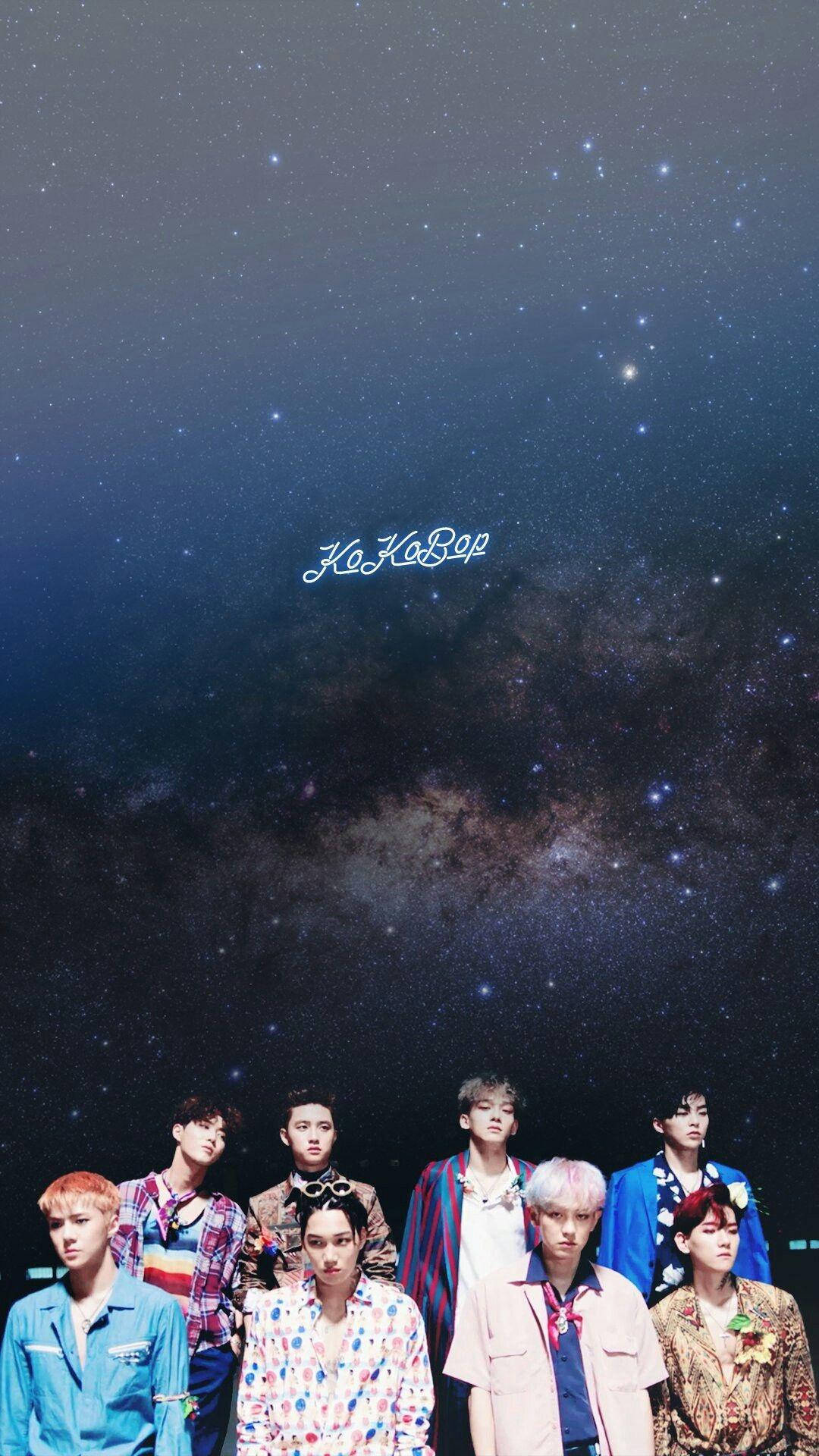 EXO 桌布 壁紙 — 七位時尚年輕男士在深邃星空和閃耀銀河下自信擺姿勢。
