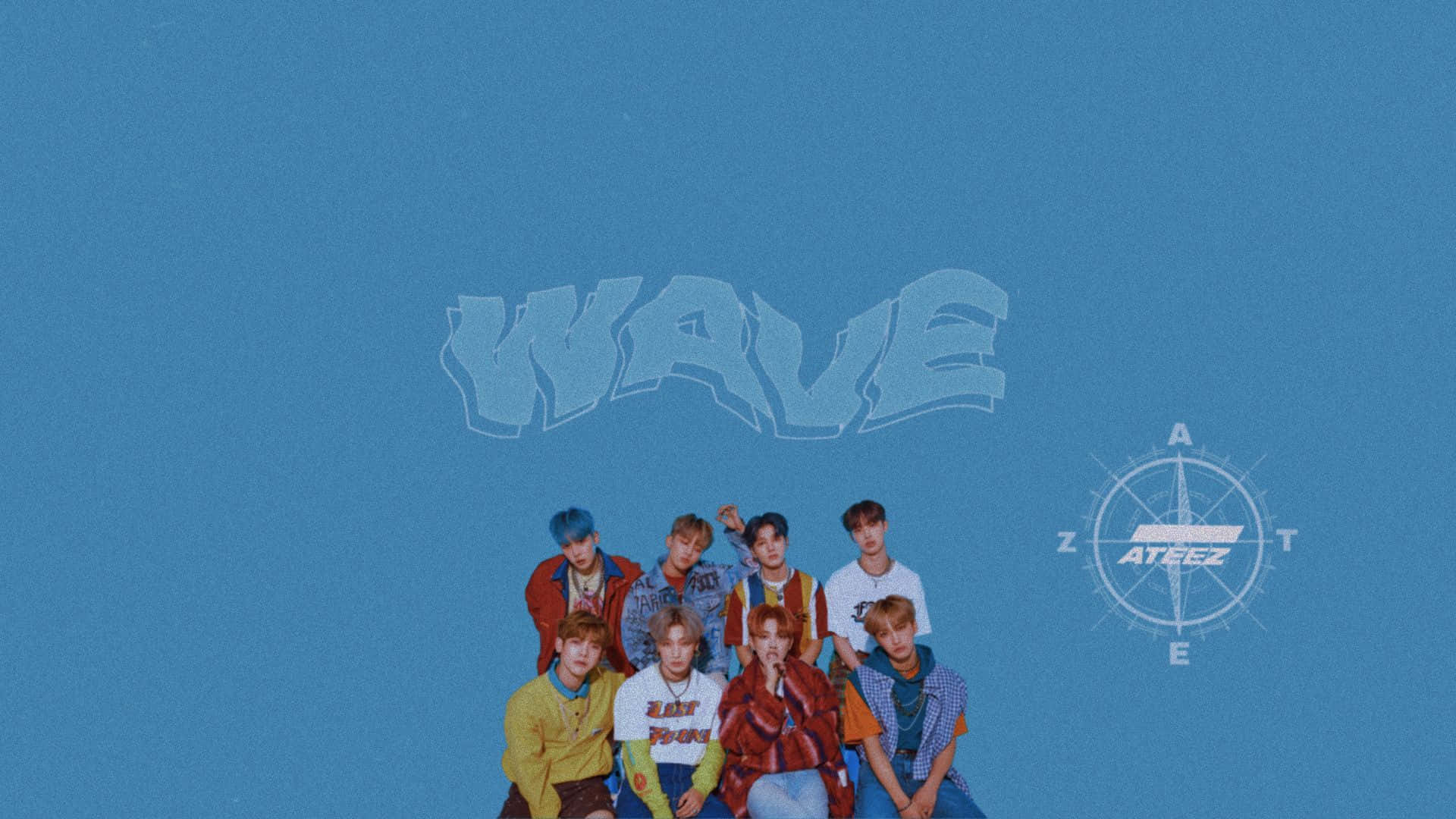 Cute Kpop 桌布 壁紙 — 七位時尚年輕男士在純藍色背景上自信地擺姿勢，帶有「WAVE」和「ATEEZ」標誌。