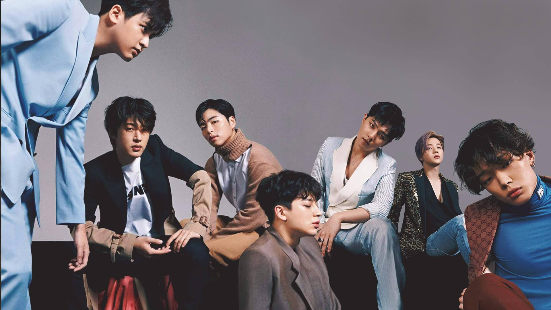 Ikon 桌布 壁紙 — 七位時尚年輕男士穿著時尚服裝，在純灰色工作室背景前自信地擺姿勢。