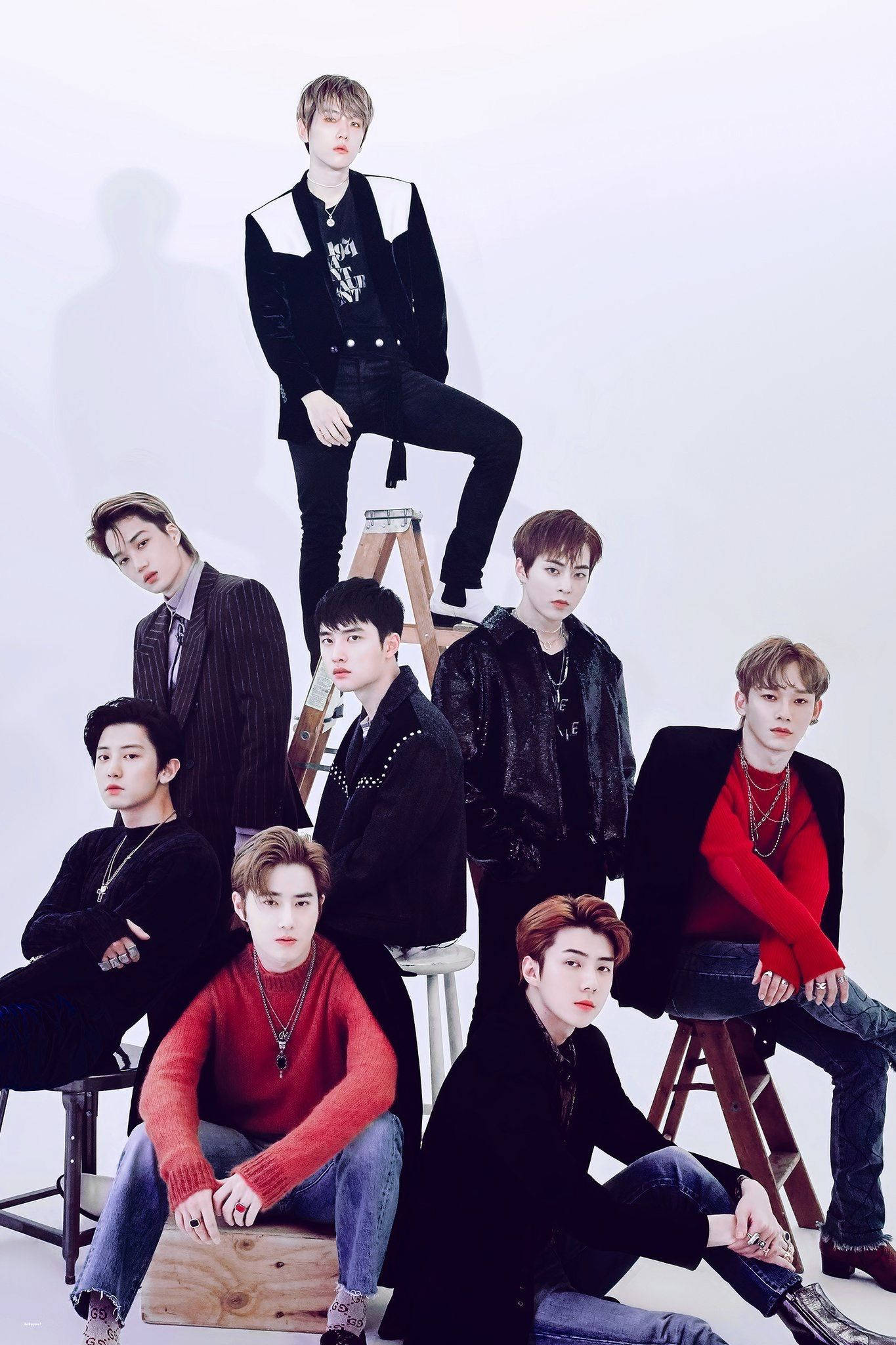 EXO 桌布 壁紙 — 七位時尚年輕男士自信地坐在木凳和梯子上，以白色工作室背景為襯托。