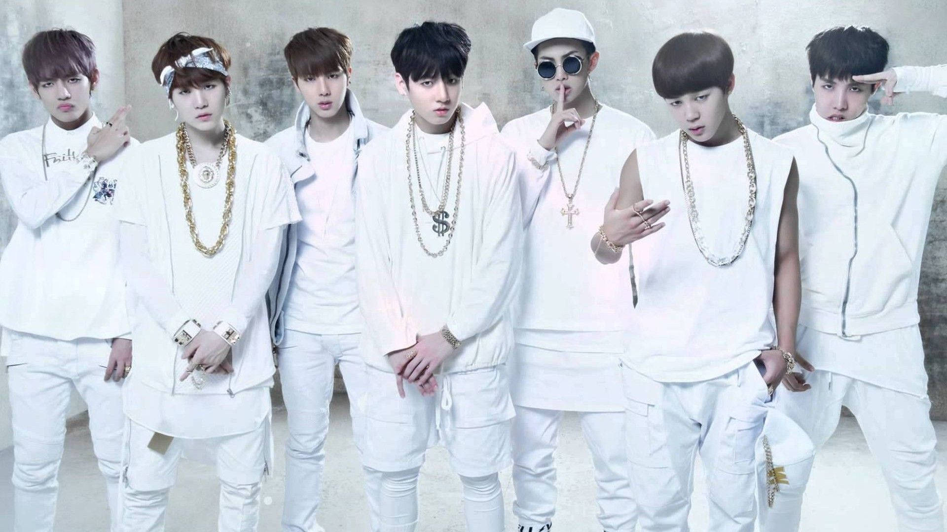 bts 2021 desktop 桌布 壁紙 — 七位時尚年輕男士身穿全白服裝，在帶有紋理的灰色牆壁前自信擺姿勢，搭配金色珠寶點綴。