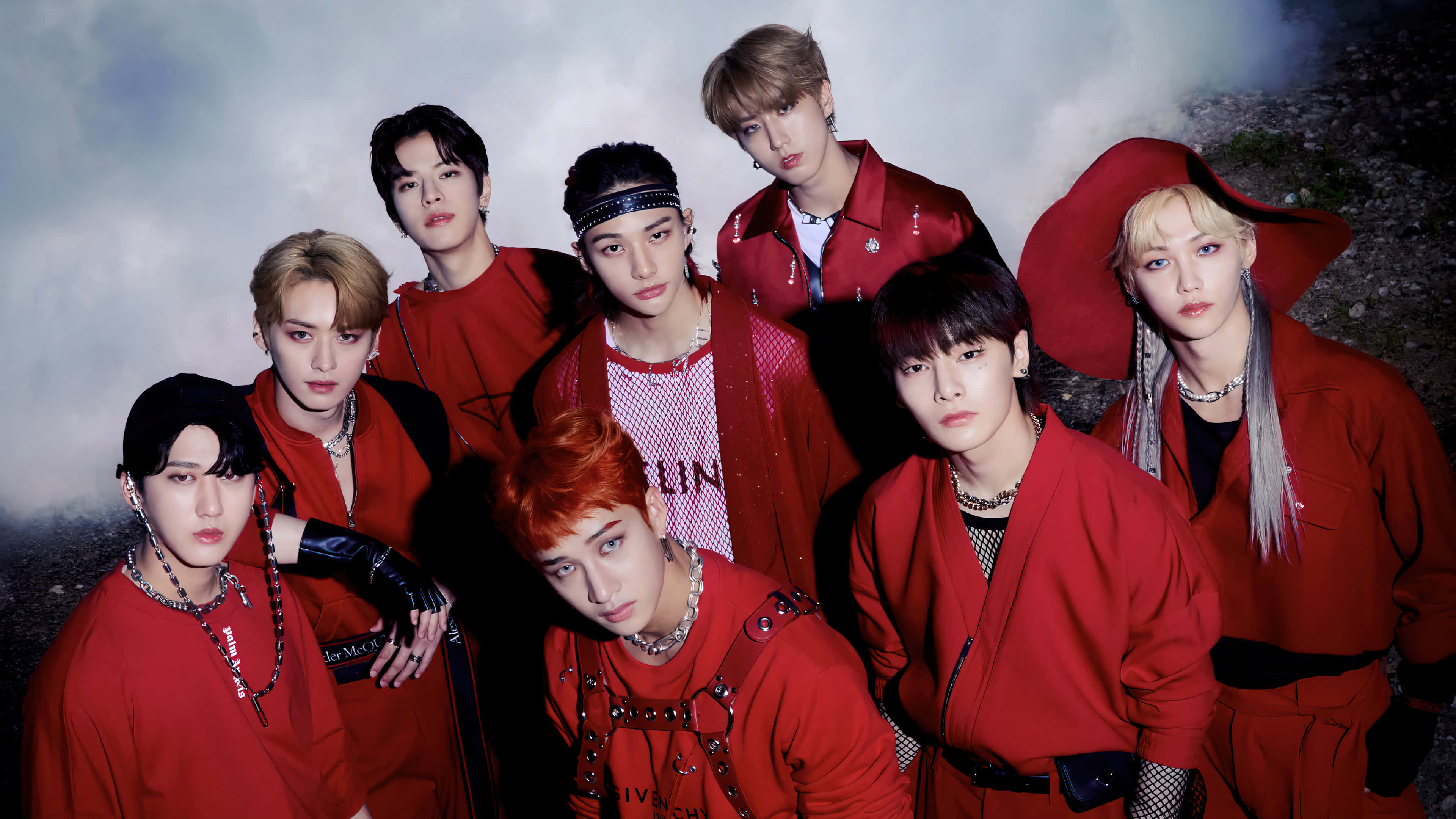 Stray Kids 2020 桌布 壁紙 — 七位時尚年輕男士身穿大膽紅色服裝，在煙霧繚繞的灰色背景下，以戲劇性燈光自信擺姿勢。