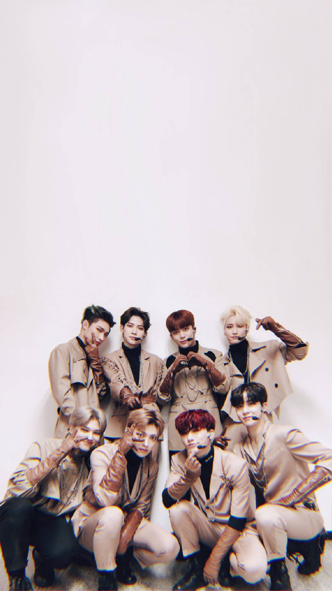 ateez 桌布 壁紙 — 七位時尚年輕男士身穿米色風衣和皮手套，在純白色背景前俏皮地擺姿勢。