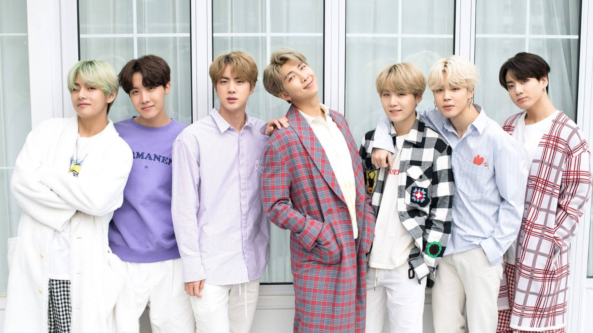 bts 2021 desktop 桌布 壁紙 — 七位時尚年輕男士身穿色彩繽紛的休閒服裝，在明亮的窗戶背景下自信地擺姿勢。