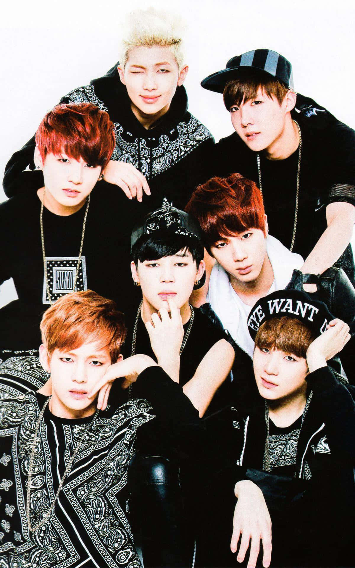 BTS 桌布 壁紙 — 七位時尚年輕男子，擁有鮮豔髮色和型格黑色服裝，在純白背景前自信擺姿勢。