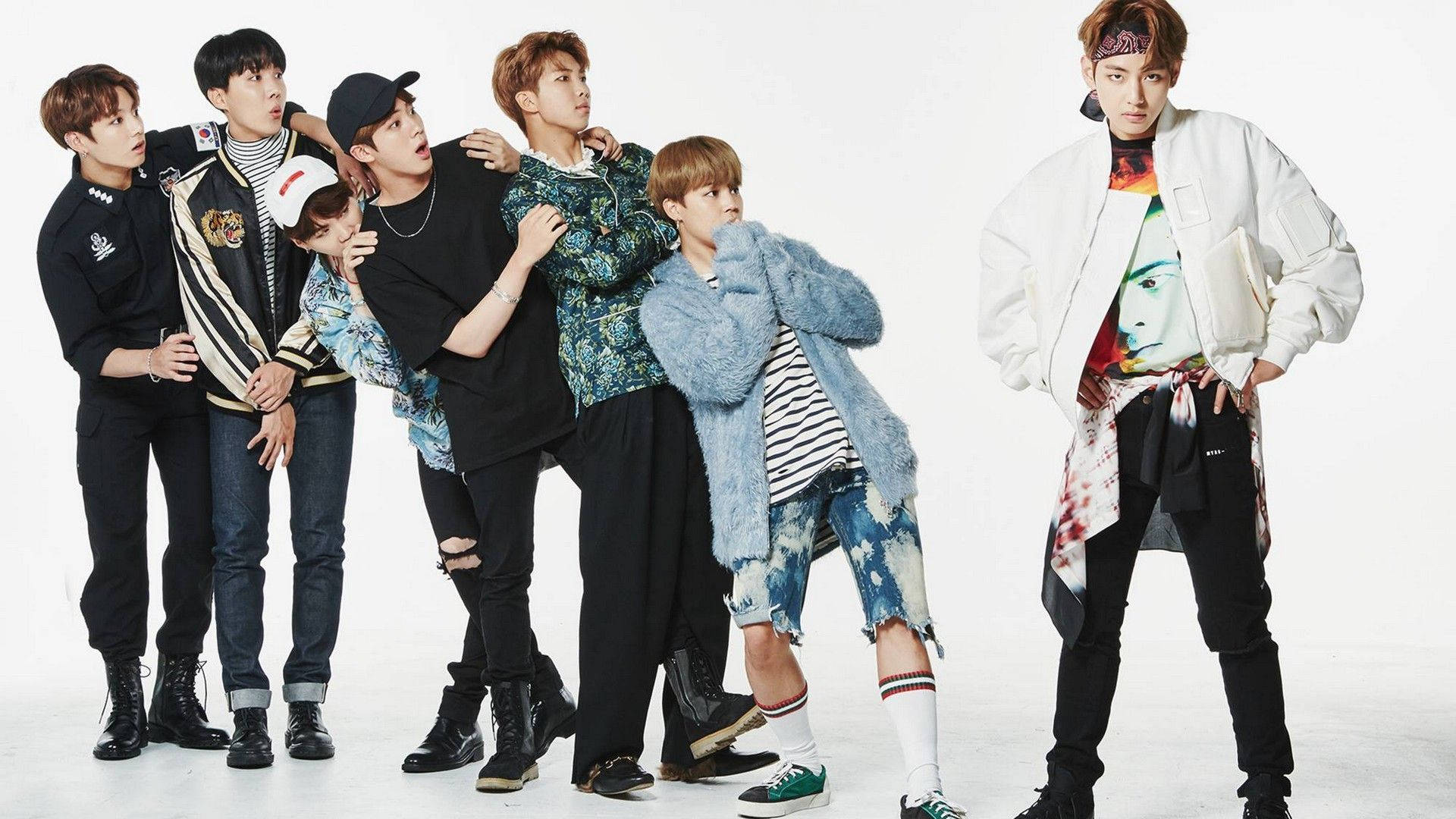 BTS 桌布 桌布 壁紙 — 七位時尚年輕男子以潮流街頭服飾在純白攝影棚背景前動感擺拍。