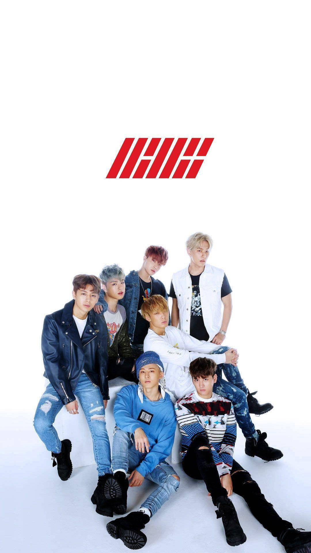 Ikon 桌布 壁紙 — 七位時尚年輕男子身穿休閒街頭服飾，在純白背景上自信擺姿勢，上方有醒目的紅色標誌。