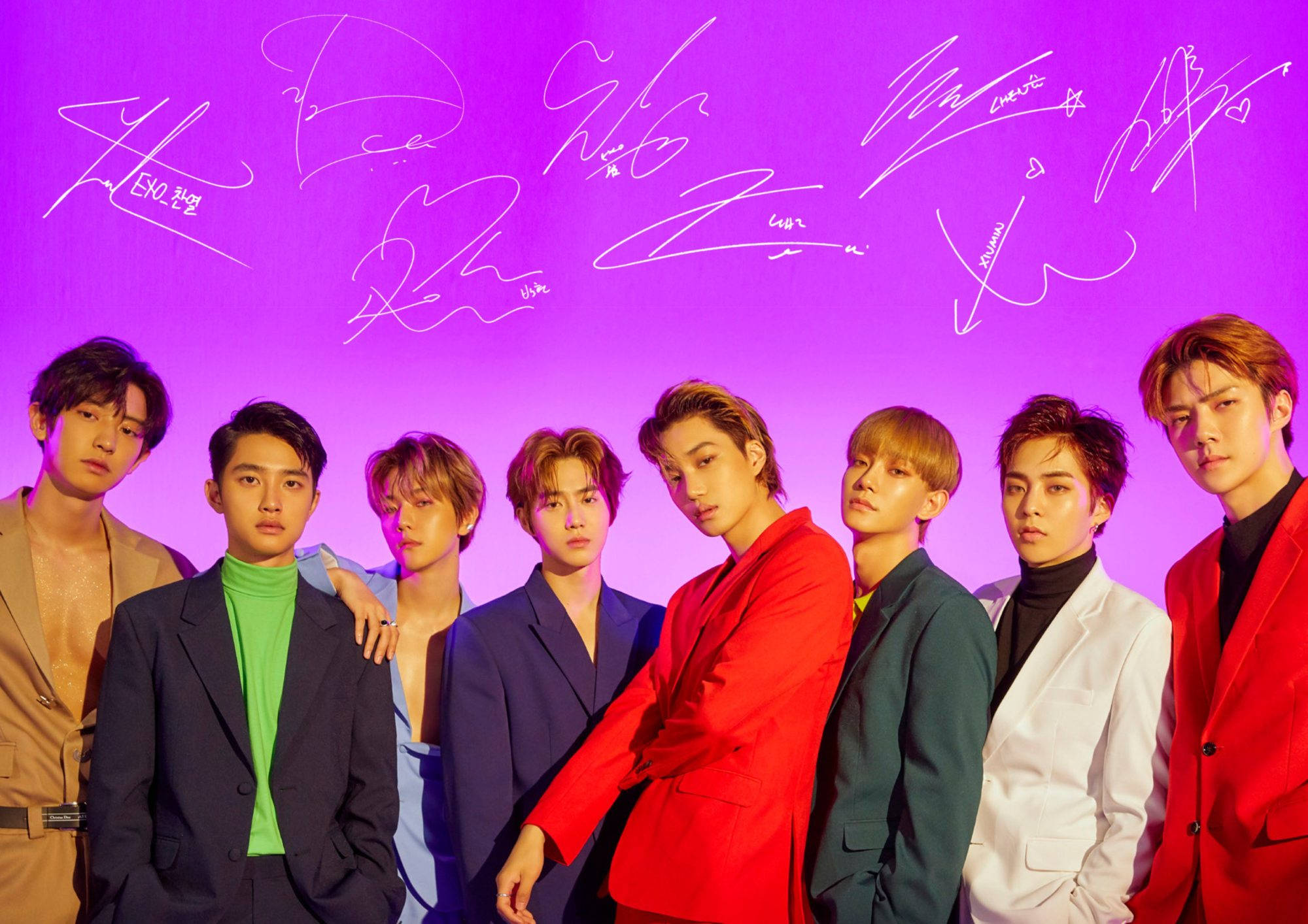 EXO 桌布 壁紙 — 七位時尚年輕男子身穿大膽西裝，自信地站在一面裝飾著發光白色簽名的鮮豔紫色牆前擺姿勢。